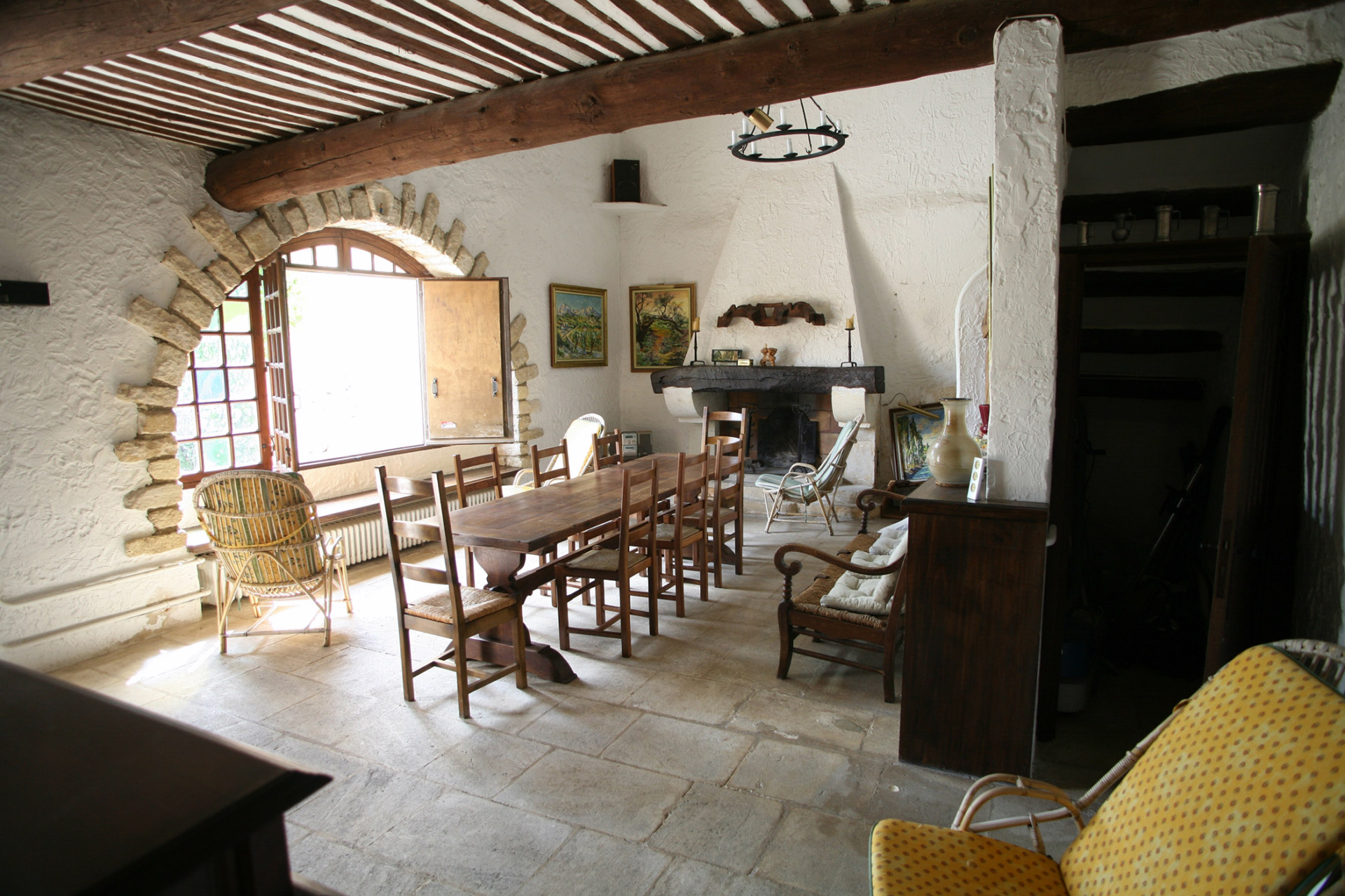 En Luberon, à vendre, superbe ferme fortifiée avec piscine et tennis  