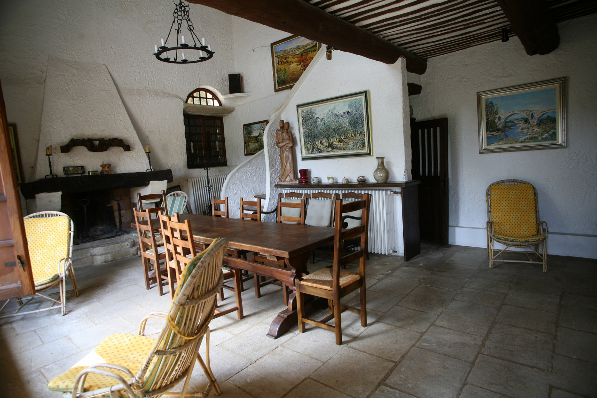 En Luberon, à vendre, superbe ferme fortifiée avec piscine et tennis  