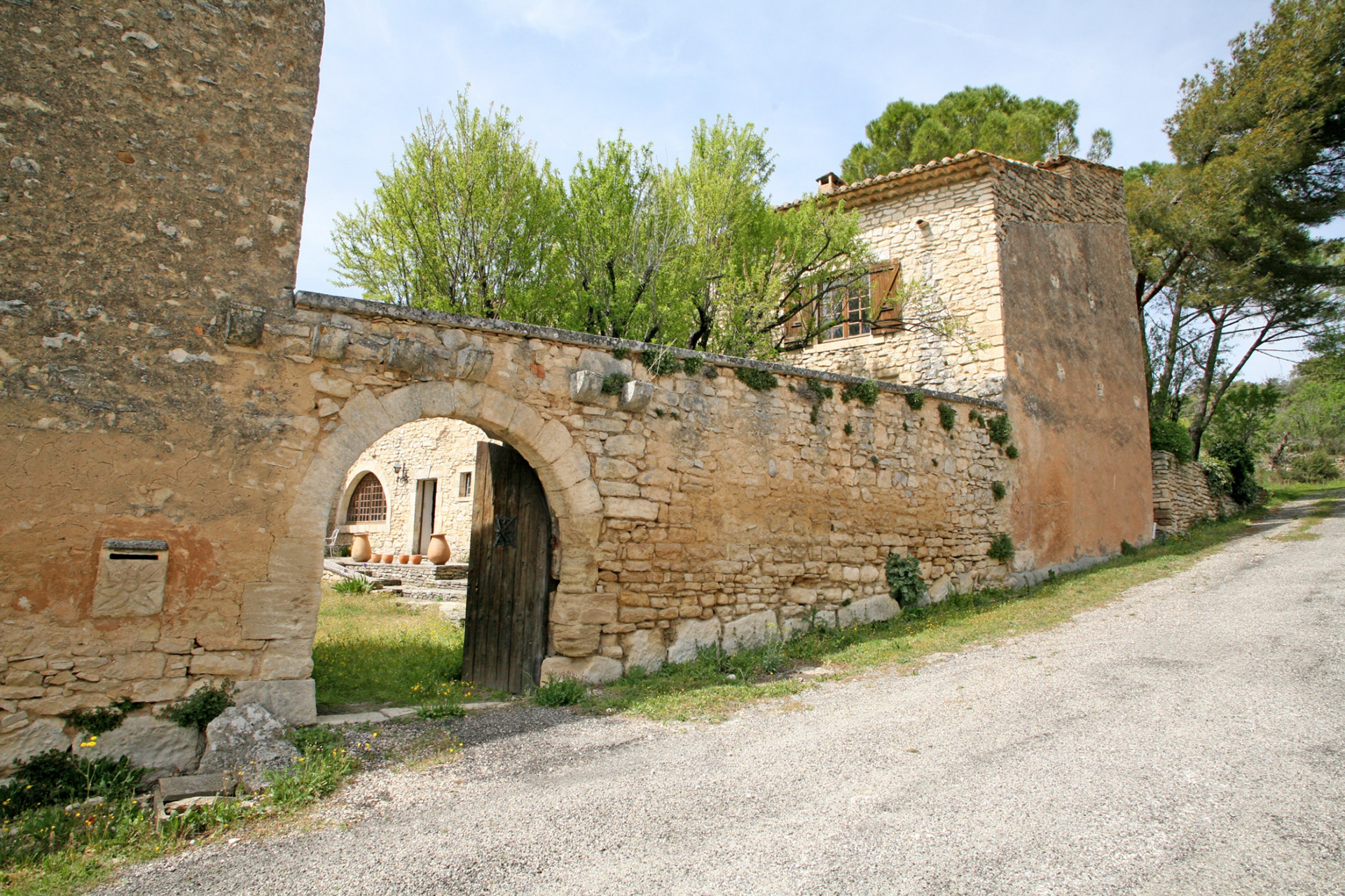 Ferme fortifiée à vendre en Provence