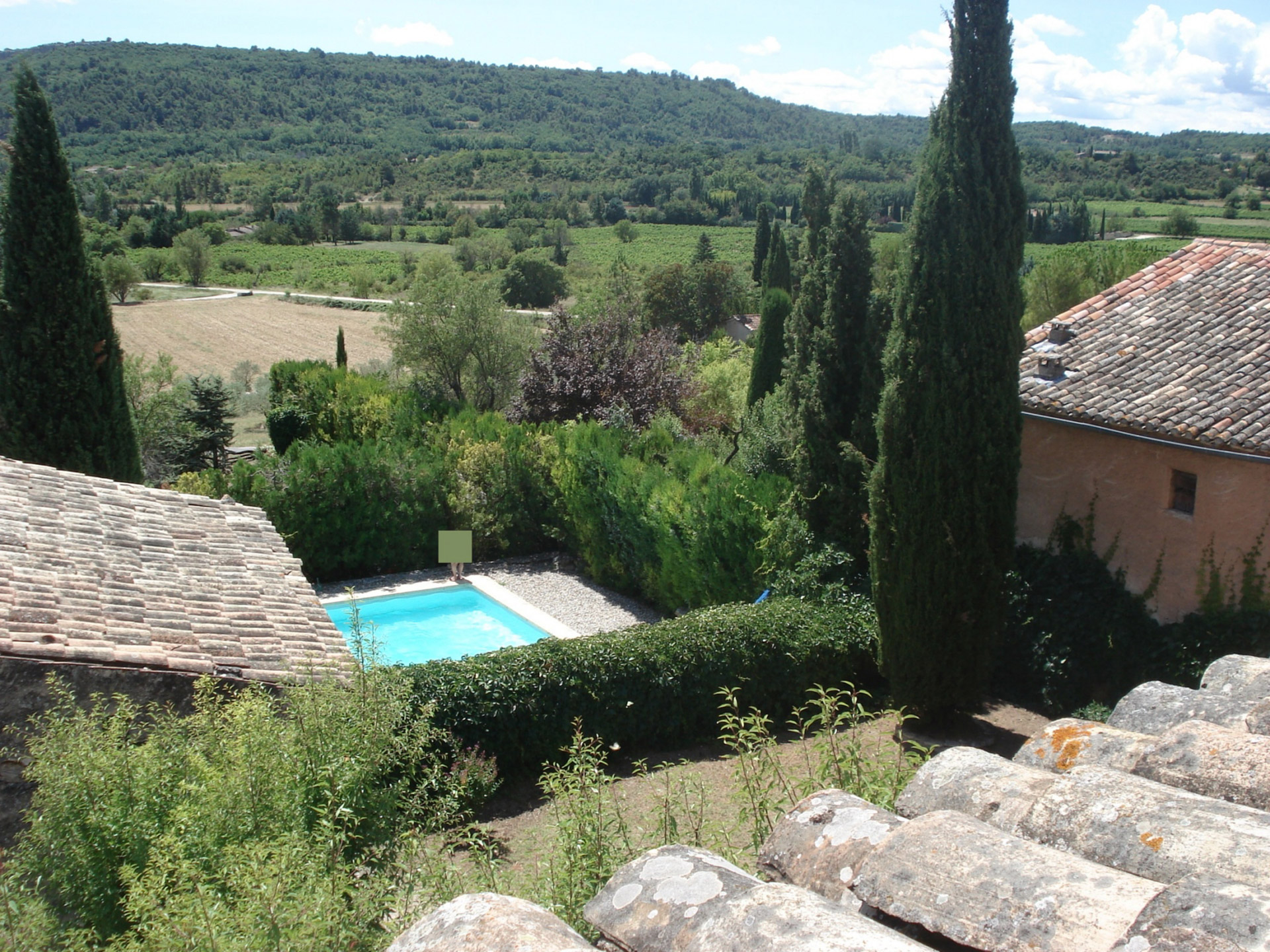 En Luberon, à vendre, superbe ferme fortifiée avec piscine et tennis  