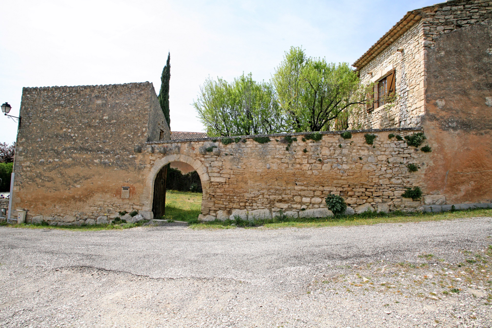 En Luberon, à vendre, superbe ferme fortifiée avec piscine et tennis  