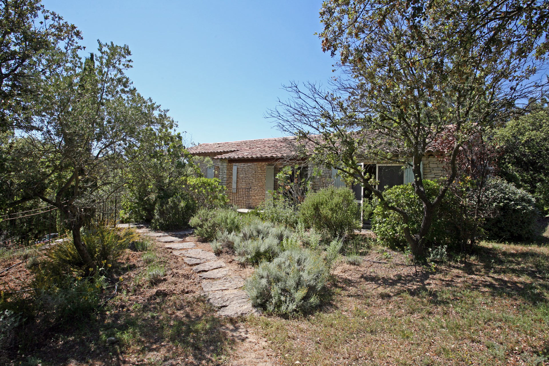 A vendre à Gordes, propriété en pierres avec piscine, tennis et vues   