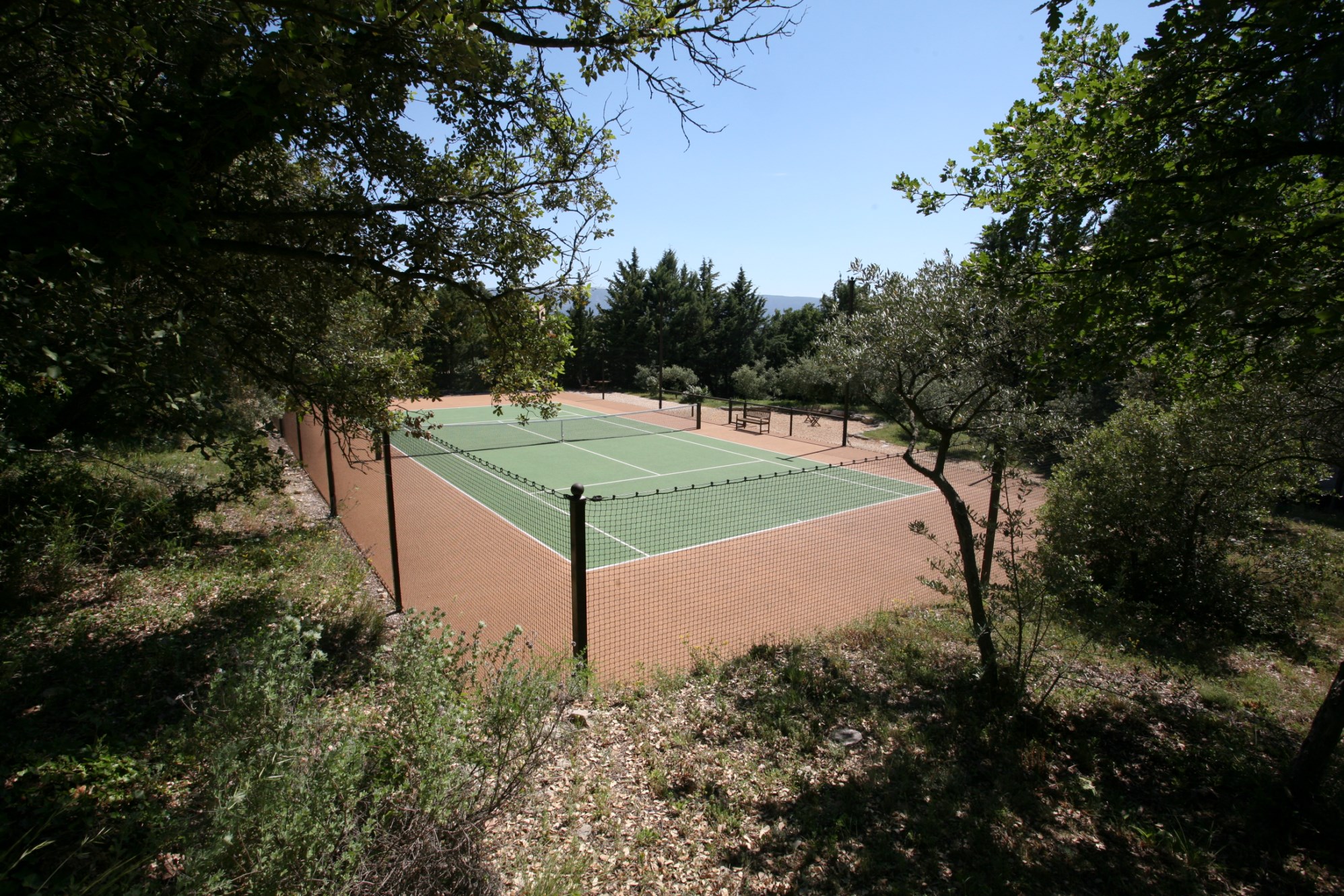 Belle maison en pierre avec tennis à vendre en Luberon