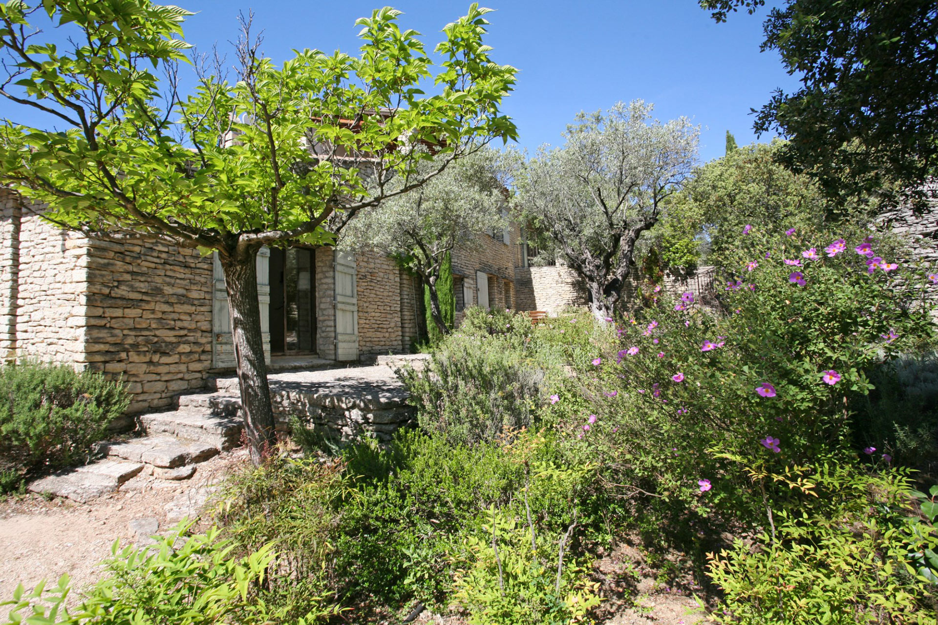 A vendre à Gordes, propriété en pierres avec piscine, tennis et vues   