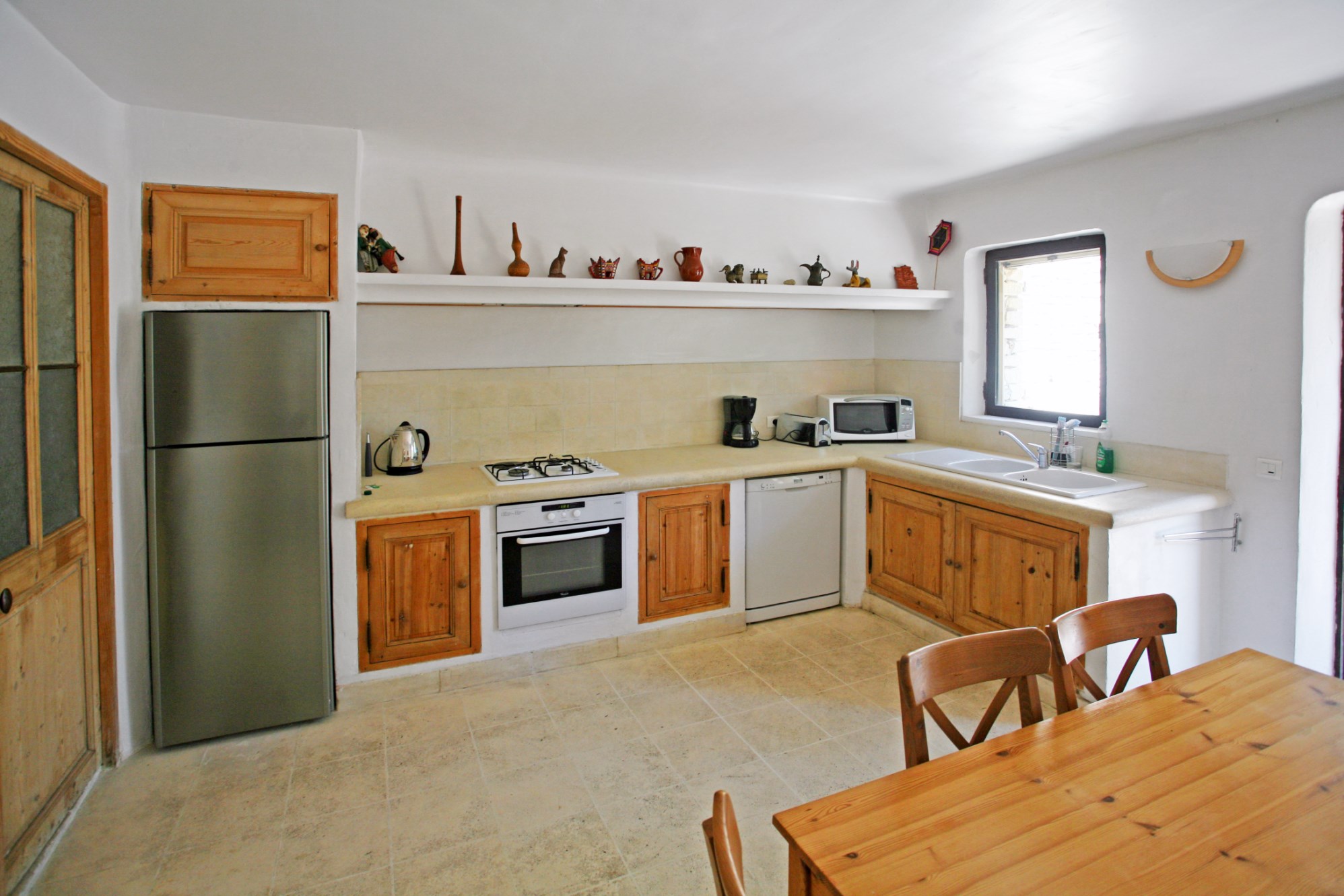 A vendre à Gordes, propriété en pierres avec piscine, tennis et vues   