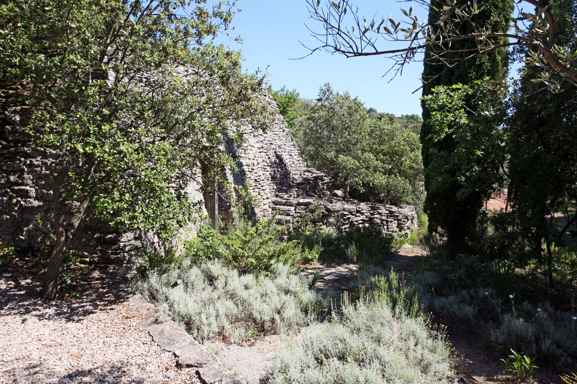 A vendre à Gordes, propriété en pierres avec piscine, tennis et vues   