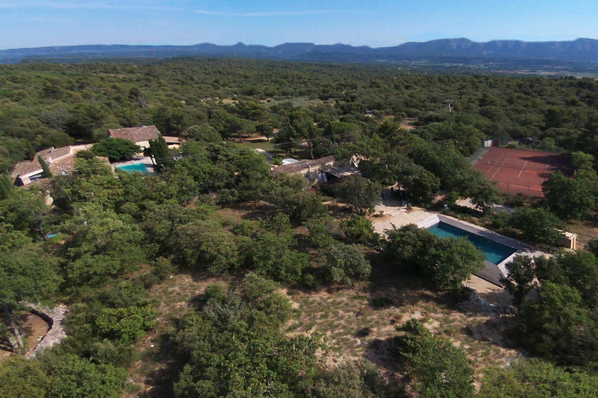 Exceptionnel domaine privé avec 2 maisons, 2 piscines, loft et tennis en Luberon