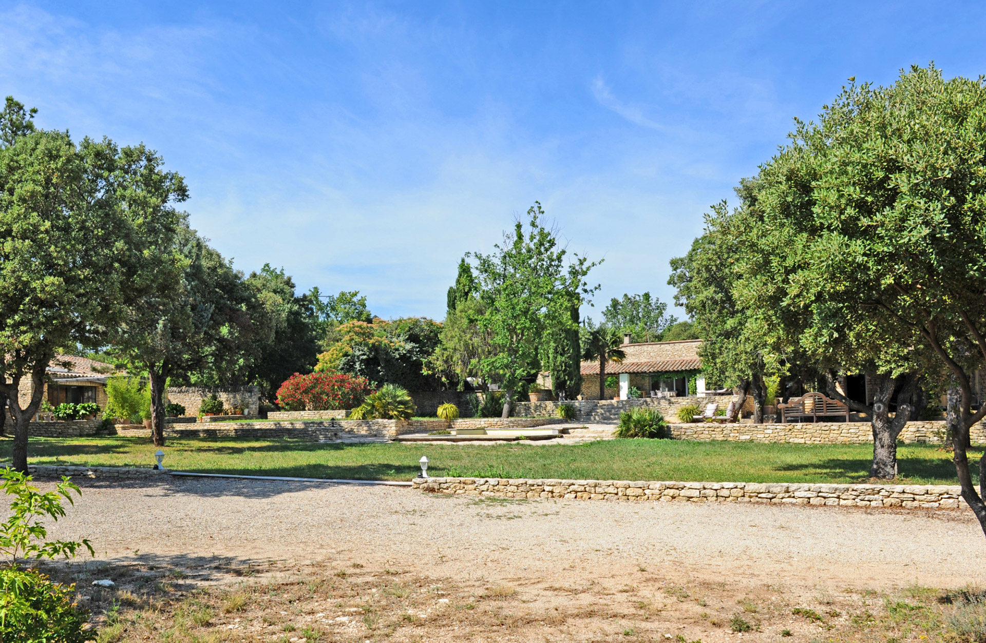 Proche Gordes,  exceptionnel domaine privé avec 2 maisons, 2 piscines, loft et tennis  