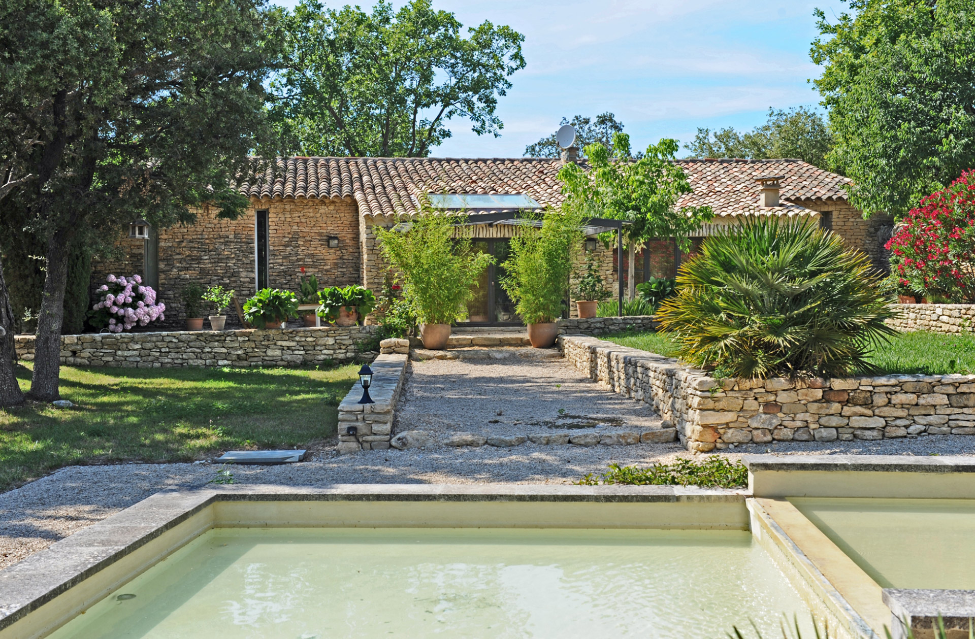 Proche Gordes,  exceptionnel domaine privé avec 2 maisons, 2 piscines, loft et tennis  