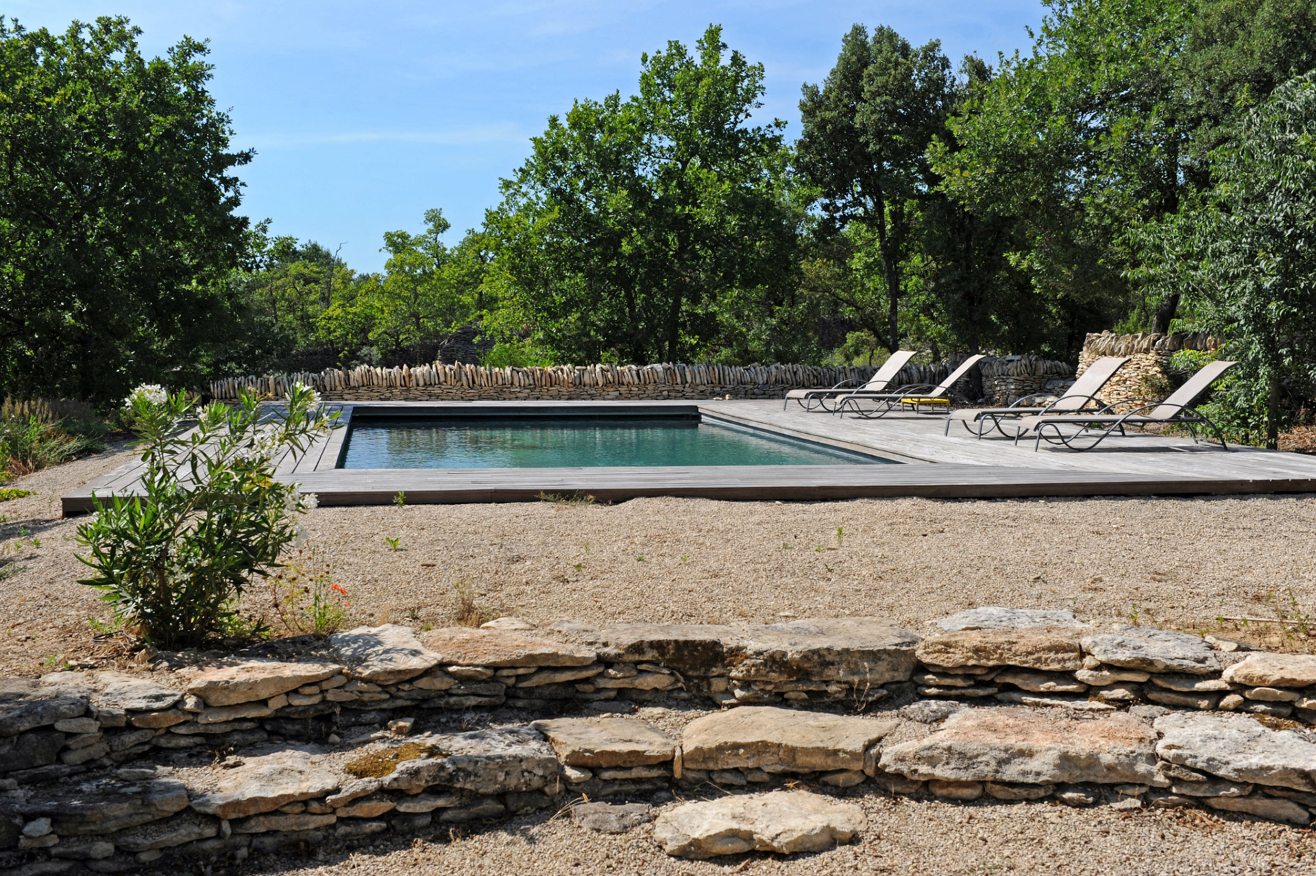 Proche Gordes,  exceptionnel domaine privé avec 2 maisons, 2 piscines, loft et tennis  