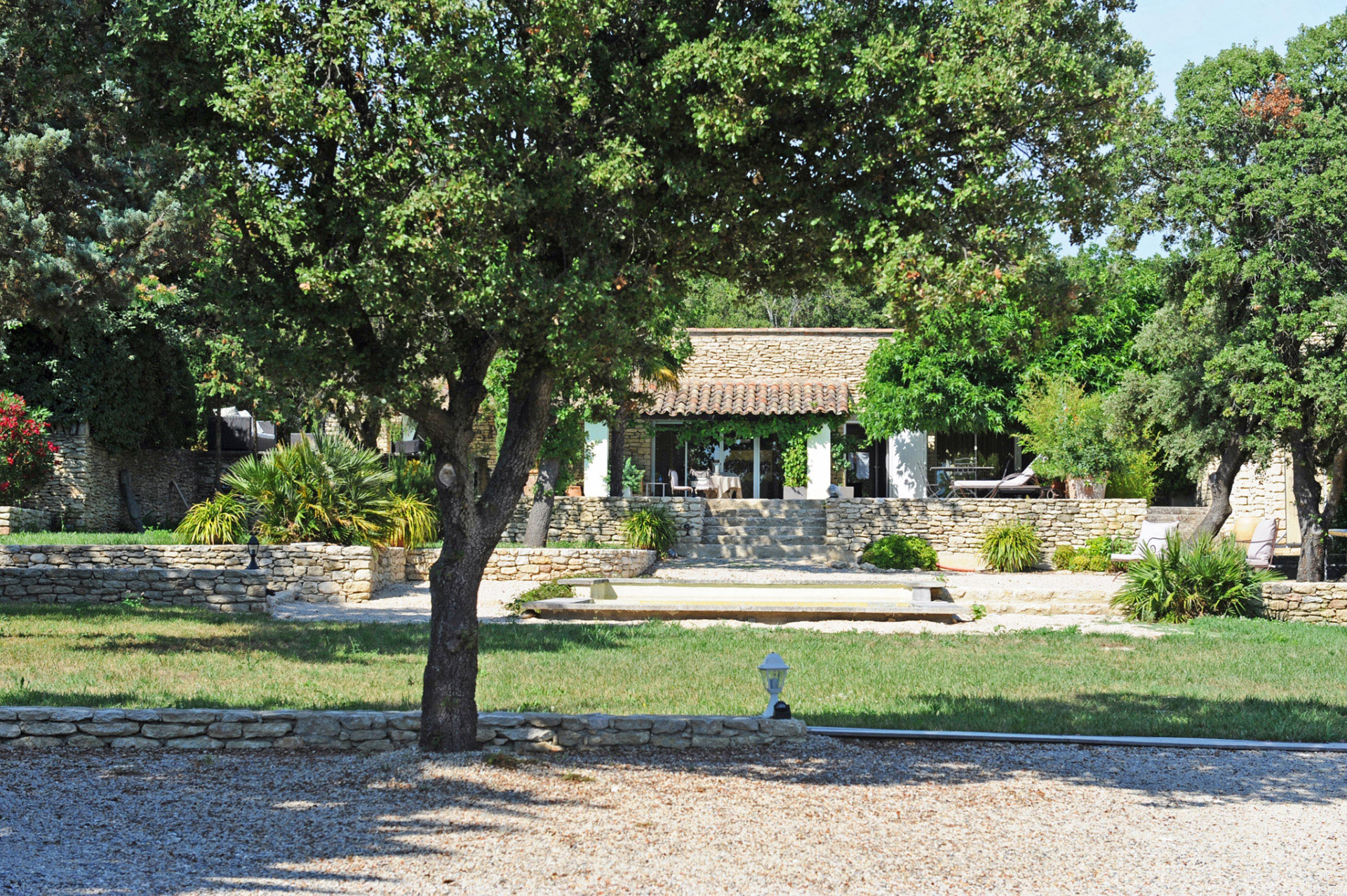 Proche Gordes,  exceptionnel domaine privé avec 2 maisons, 2 piscines, loft et tennis  