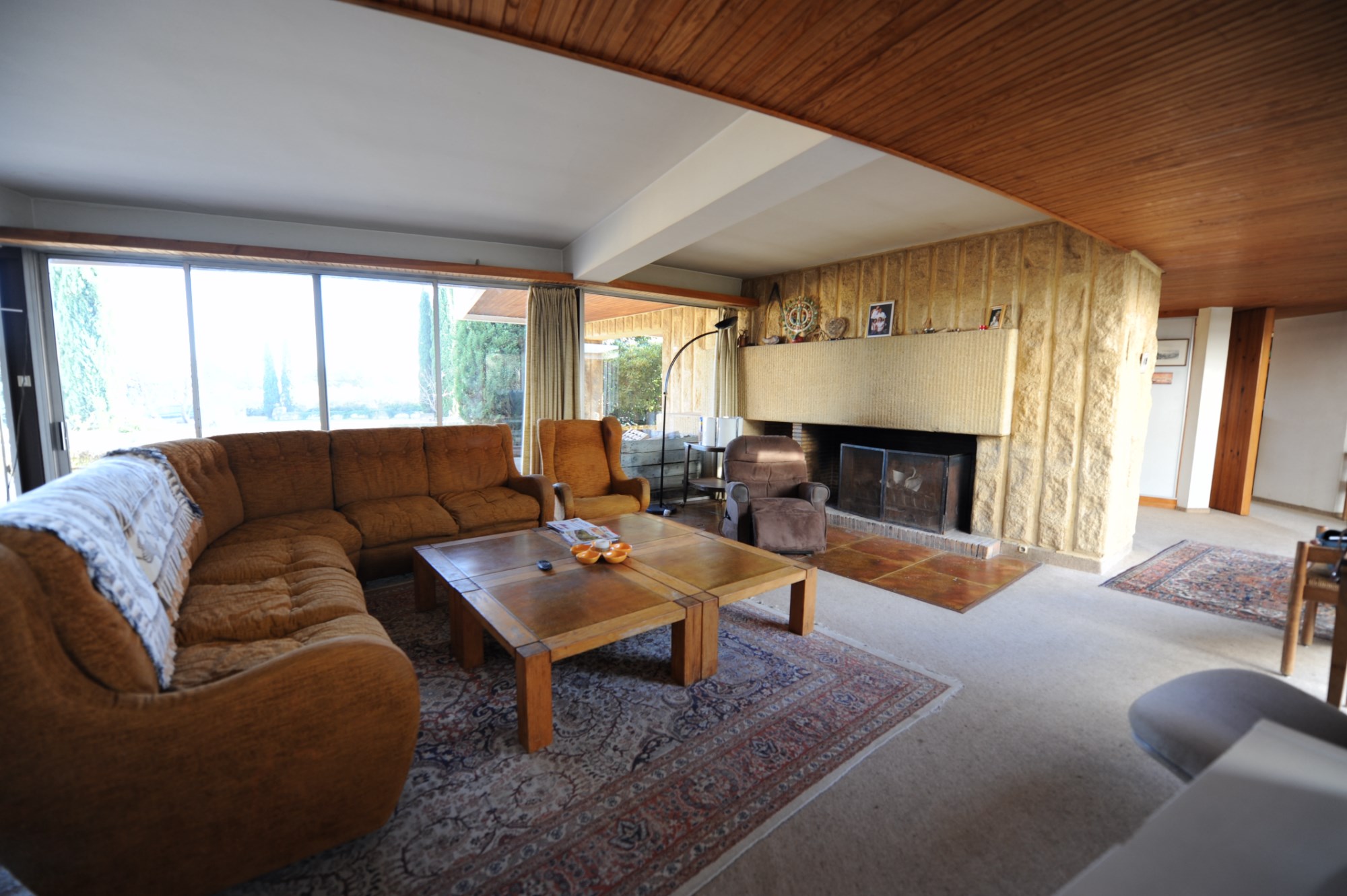 Exceptionnelle propriété d'architecte face aux Alpilles à vendre sur 4 hectares de terrain  