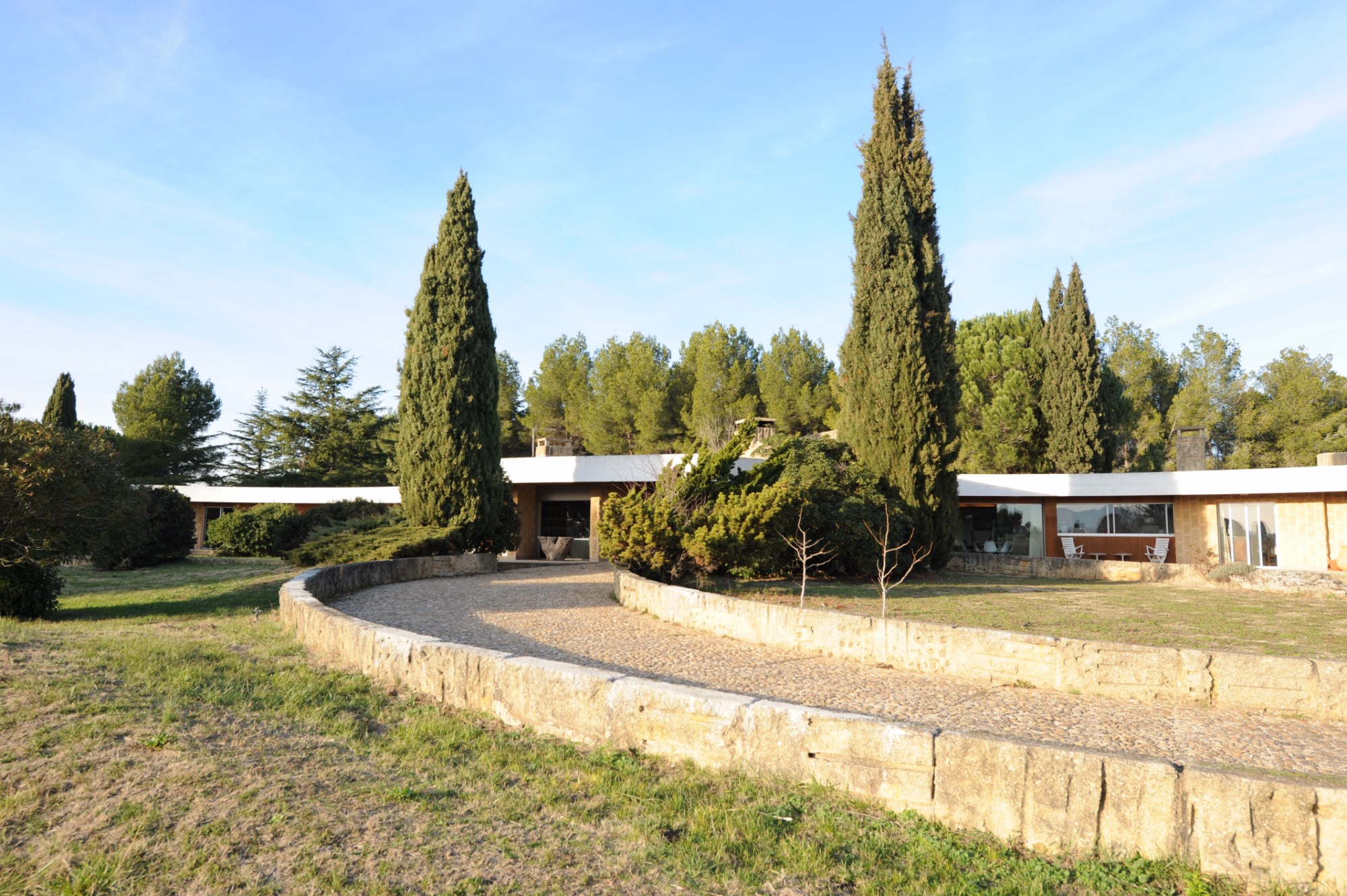 Exceptionnelle propriété d'architecte face aux Alpilles à vendre sur 4 hectares de terrain  