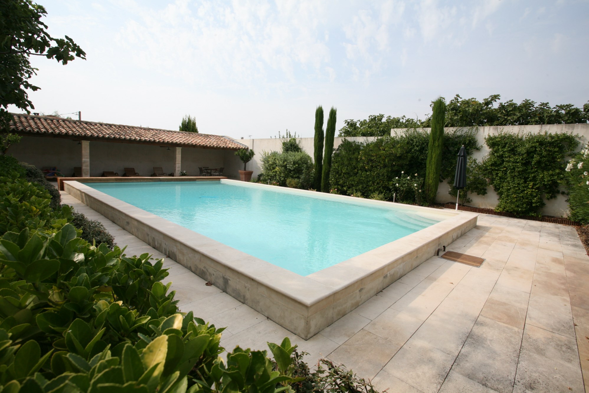 Alpilles,  à vendre, exceptionnelle propriété, composée d'un mas en pierres et de ses dépendances  agrémentée d'un jardin de plus de 2000 m² avec piscine et pool house 