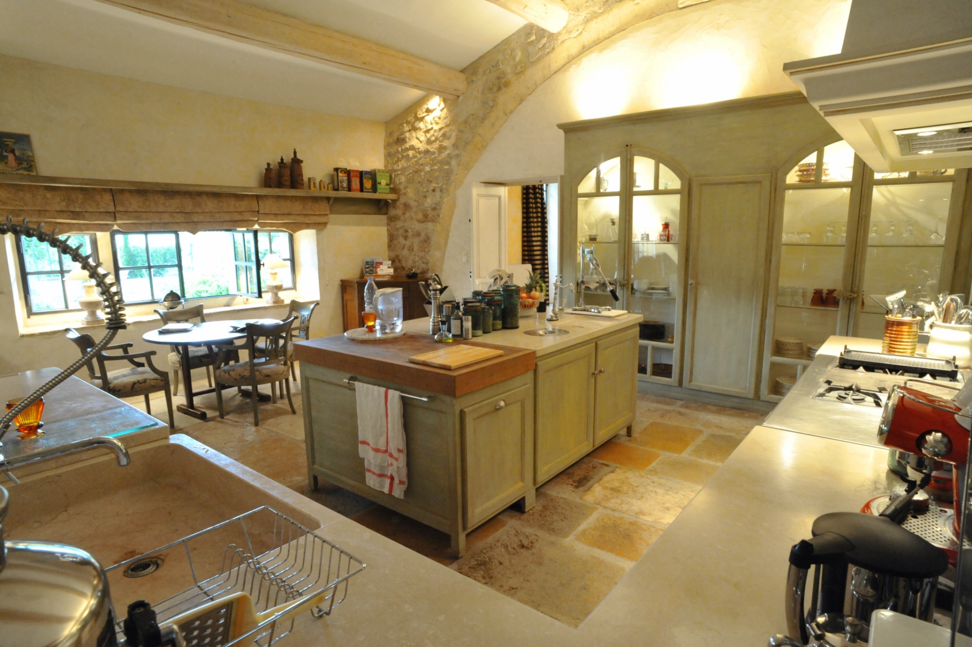 Alpilles,  à vendre, exceptionnelle propriété, composée d'un mas en pierres et de ses dépendances  agrémentée d'un jardin de plus de 2000 m² avec piscine et pool house 