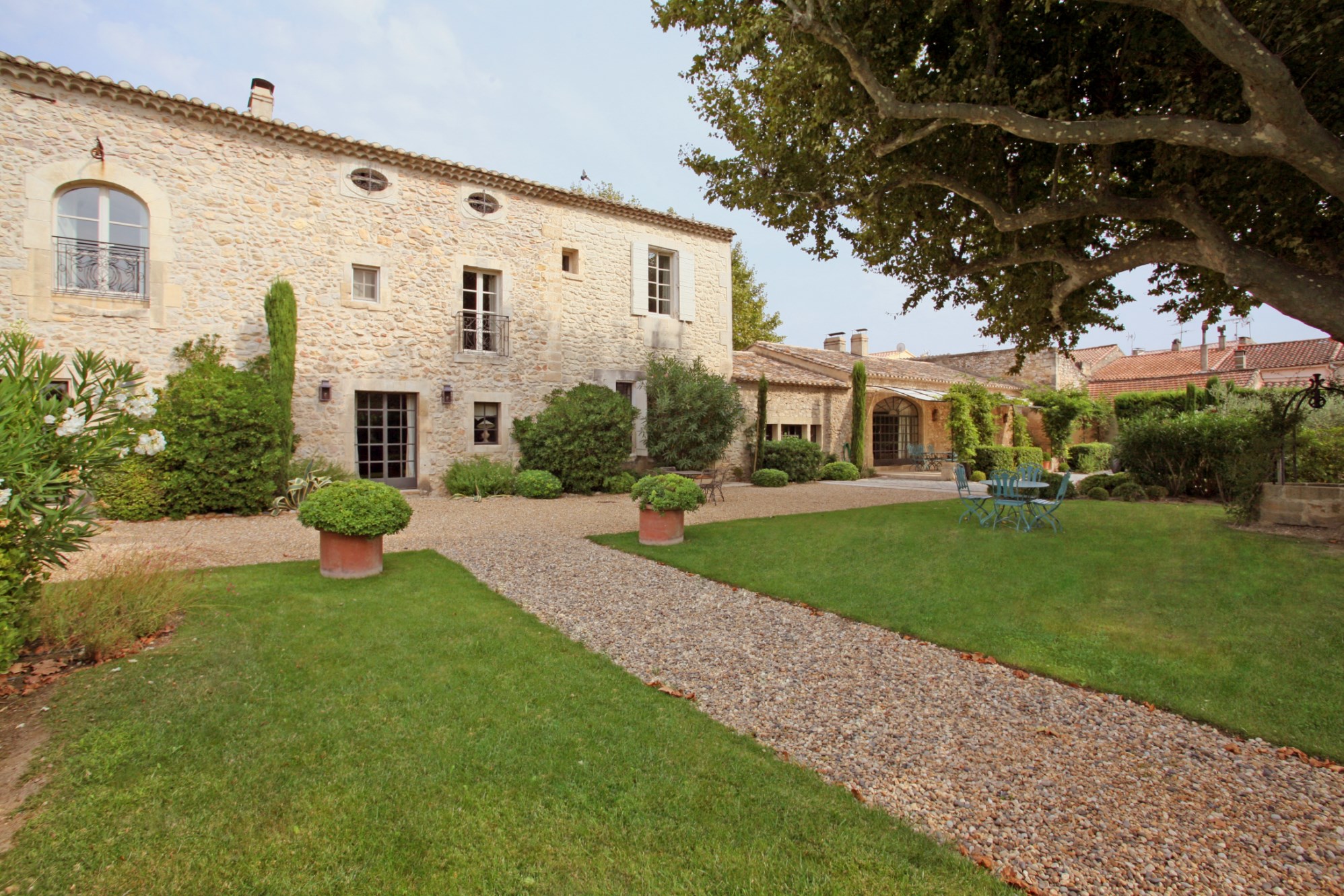 Alpilles,  à vendre, exceptionnelle propriété, composée d'un mas en pierres et de ses dépendances  agrémentée d'un jardin de plus de 2000 m² avec piscine et pool house 