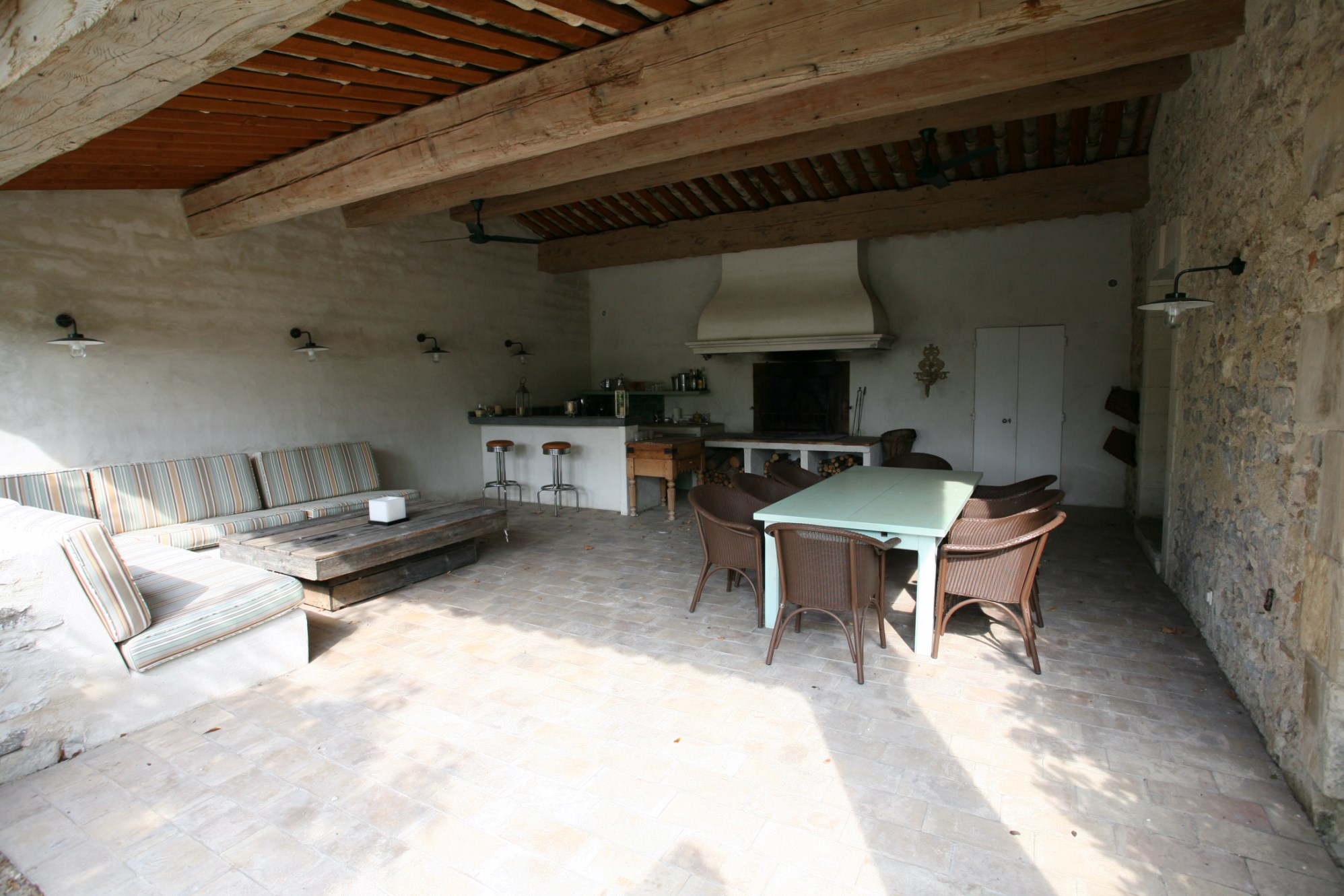 Alpilles,  à vendre, exceptionnelle propriété, composée d'un mas en pierres et de ses dépendances  agrémentée d'un jardin de plus de 2000 m² avec piscine et pool house 