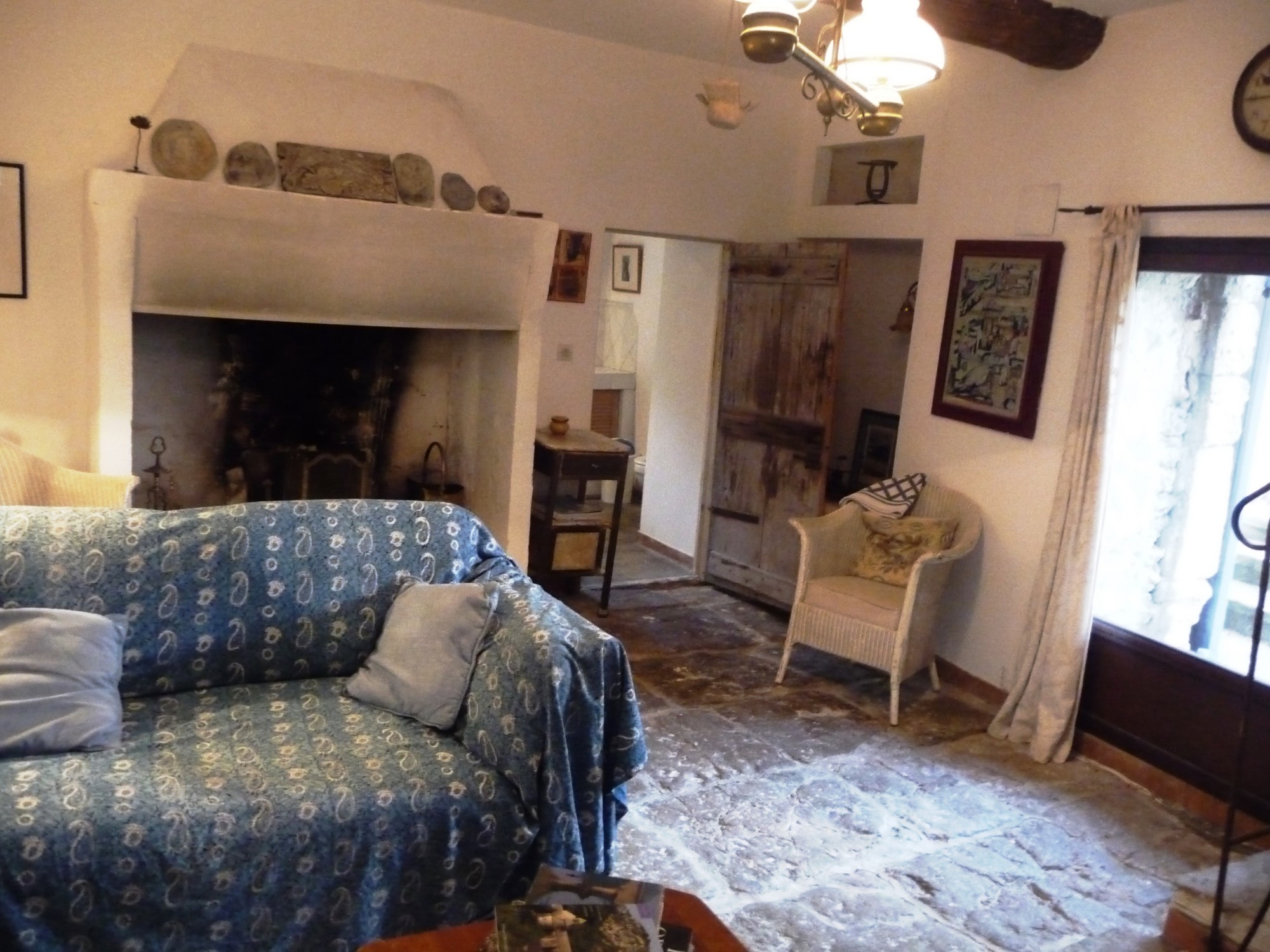 A vendre, proche de Gordes, dans un hameau,  authentique mazet provençal avec jardinet  