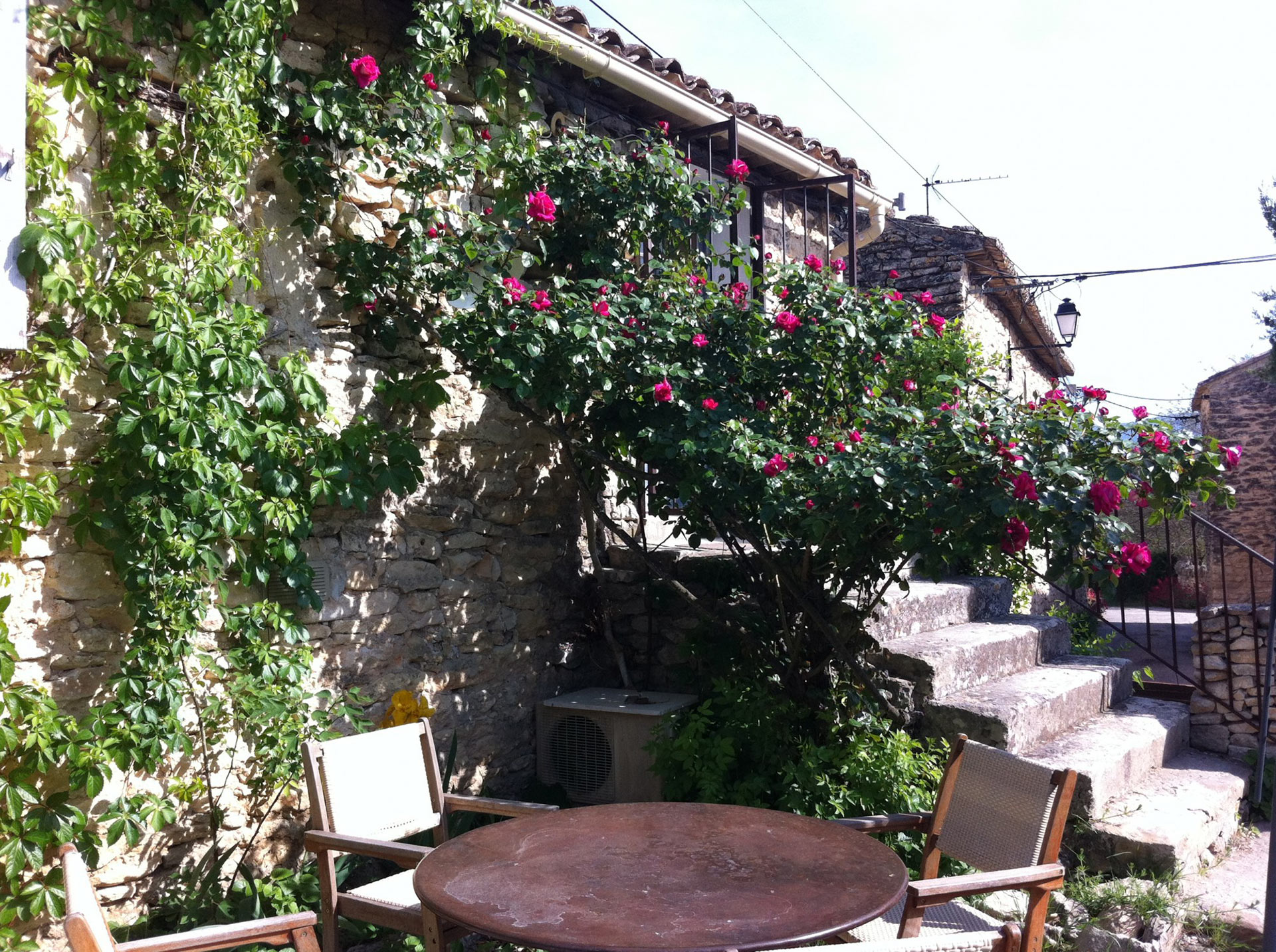 A vendre, proche de Gordes, dans un hameau,  authentique mazet provençal avec jardinet  