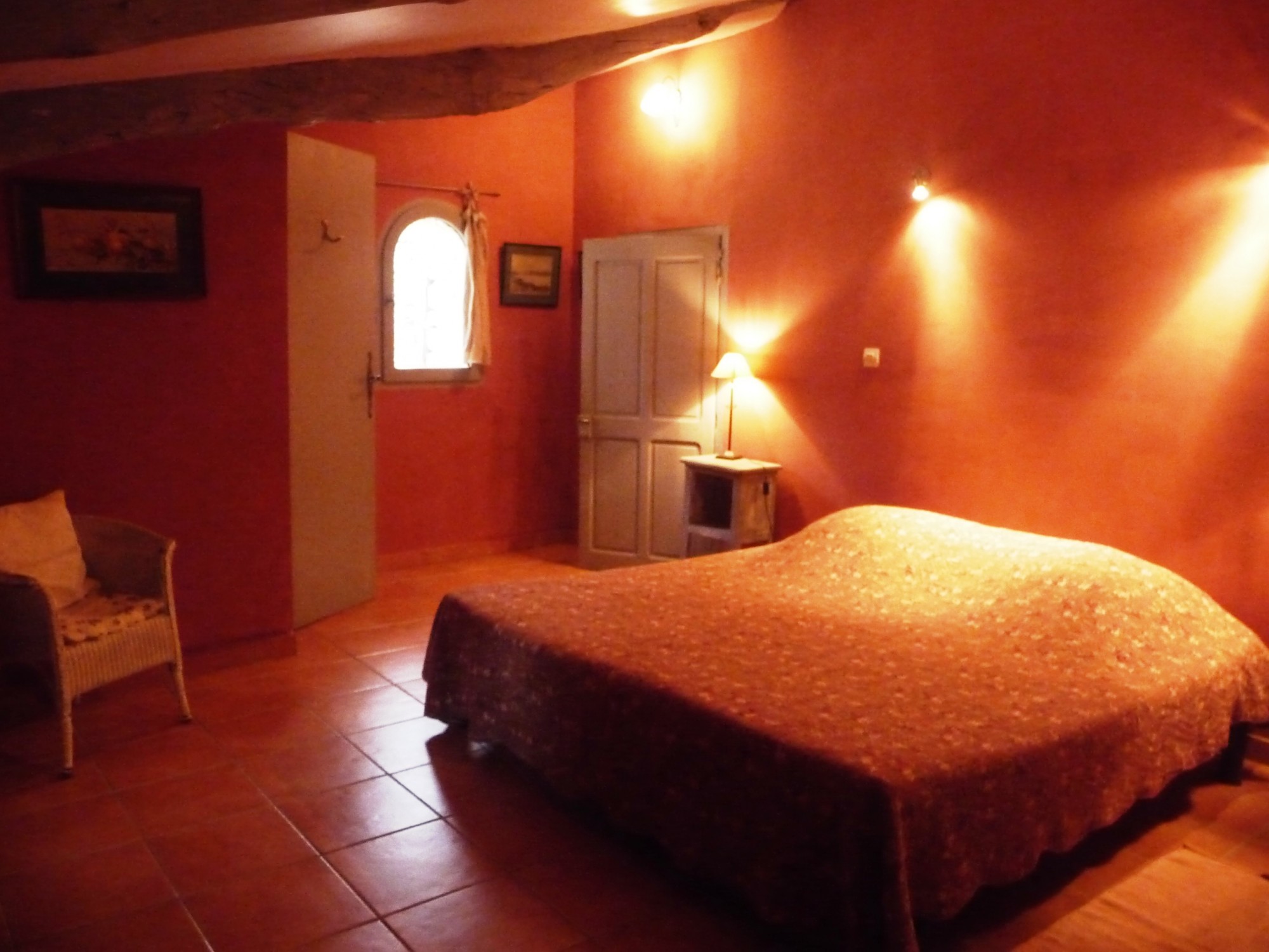 A vendre, proche de Gordes, dans un hameau,  authentique mazet provençal avec jardinet  
