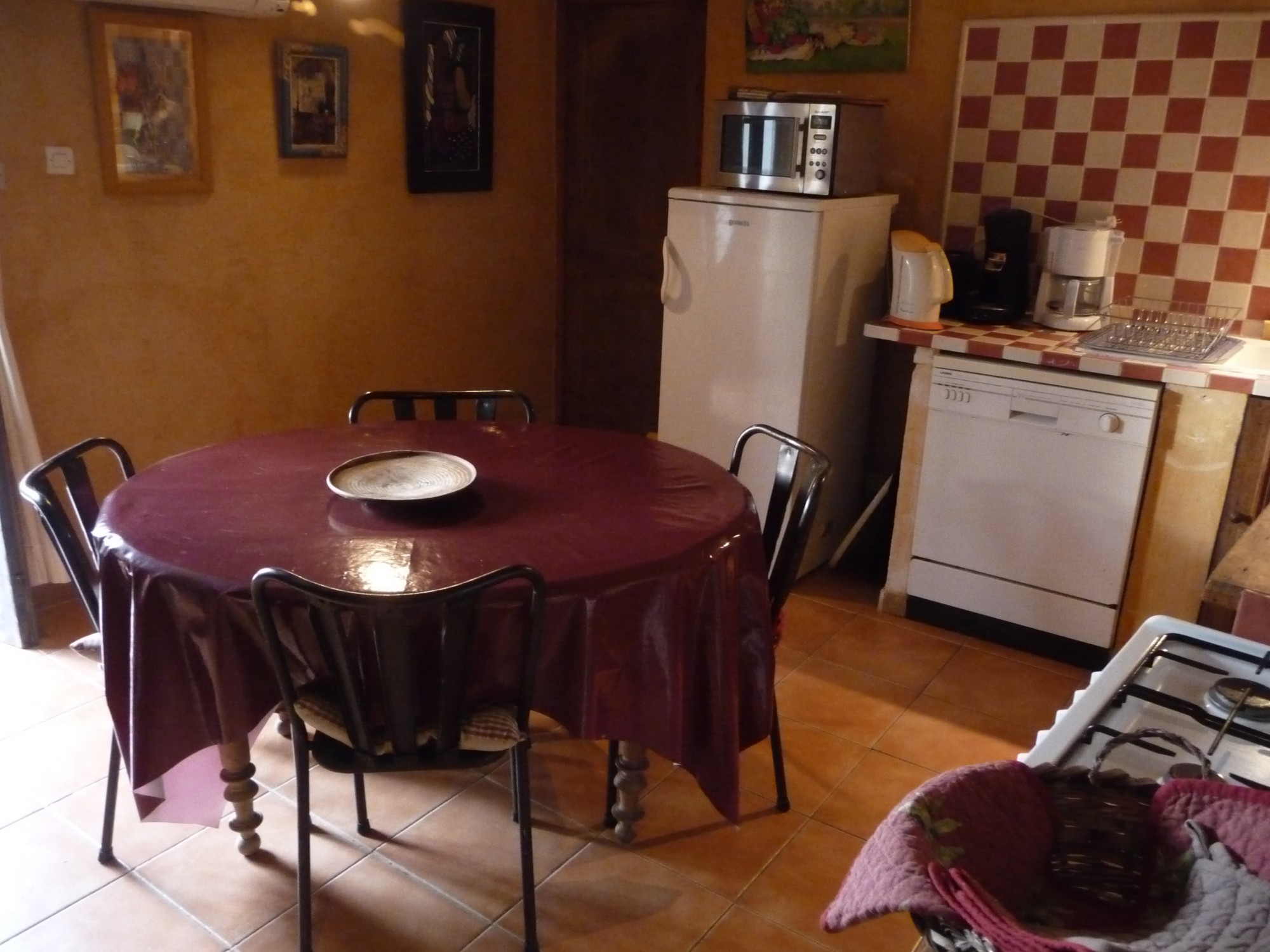 A vendre, proche de Gordes, dans un hameau,  authentique mazet provençal avec jardinet  