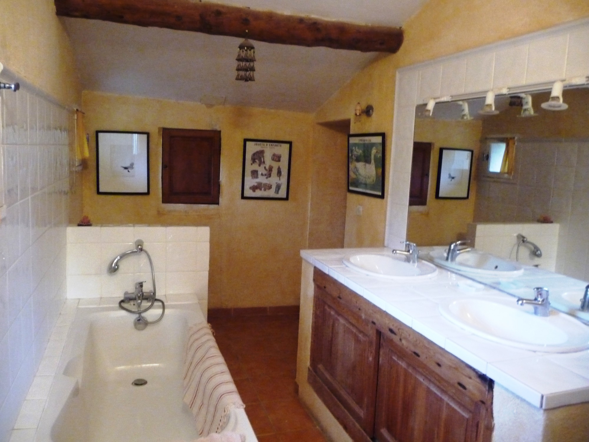 A vendre, proche de Gordes, dans un hameau,  authentique mazet provençal avec jardinet  