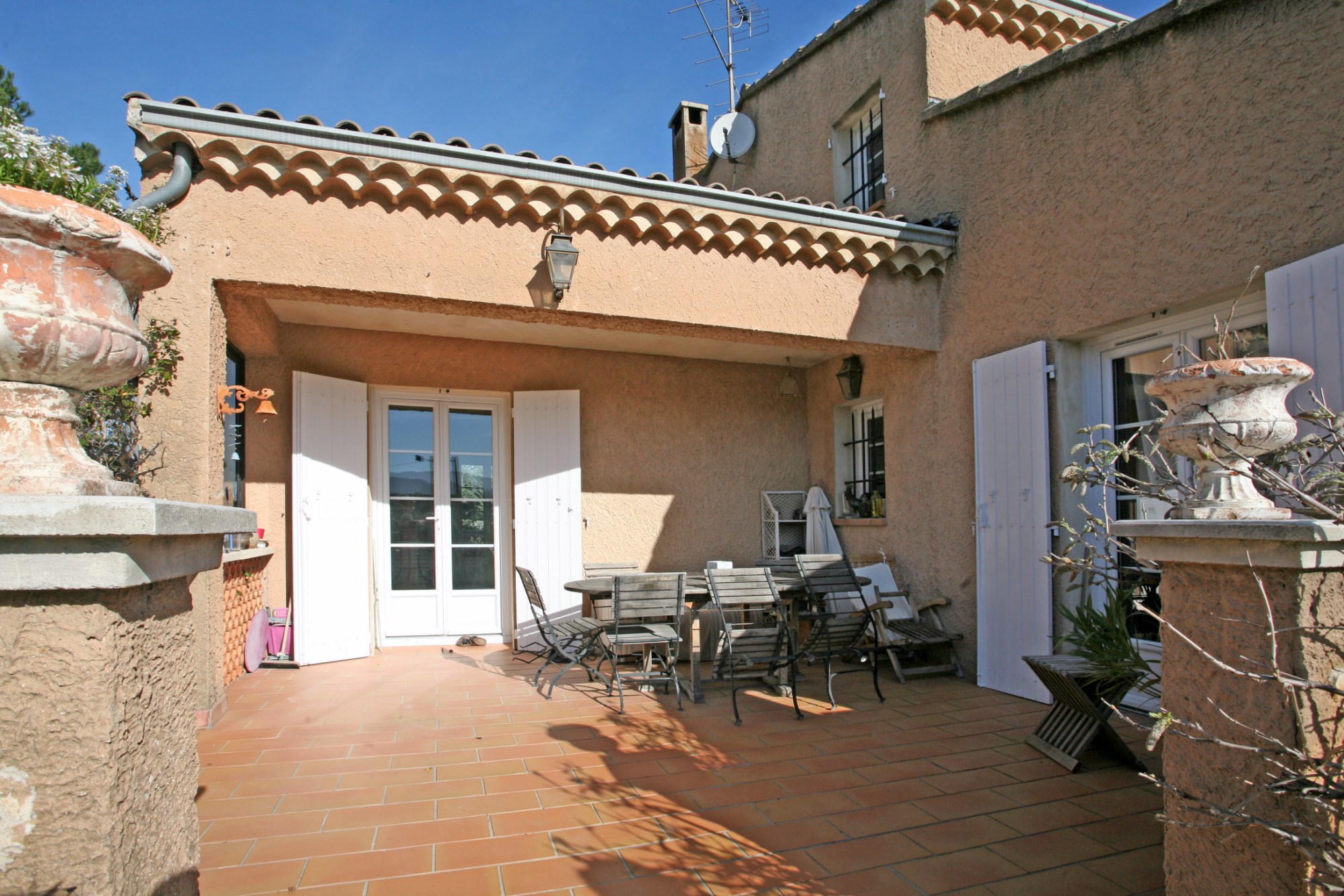 A vendre, en Luberon,  villa avec terrasse, dépendance et piscine 