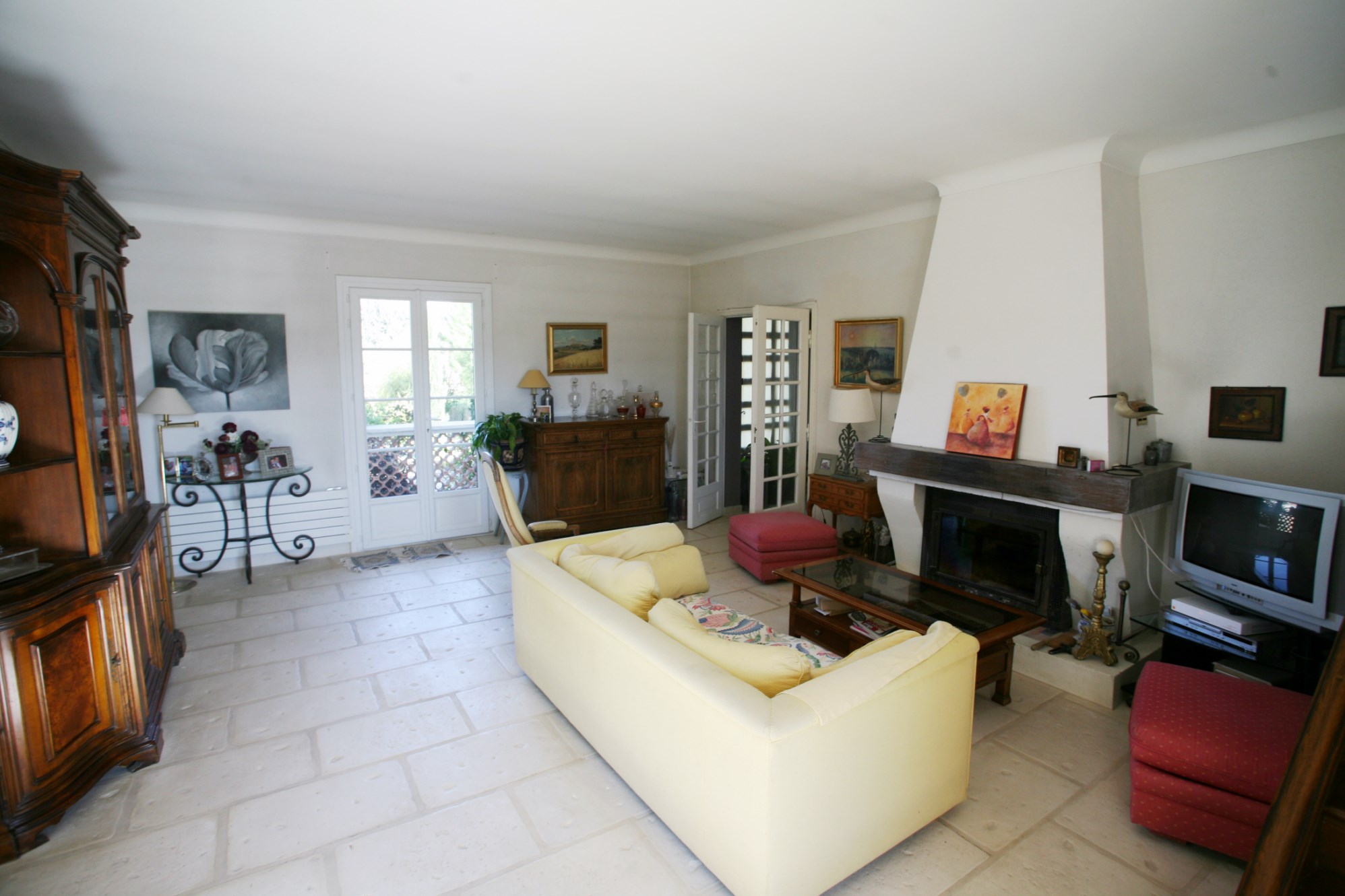 A vendre, en Luberon,  villa avec terrasse, dépendance et piscine 