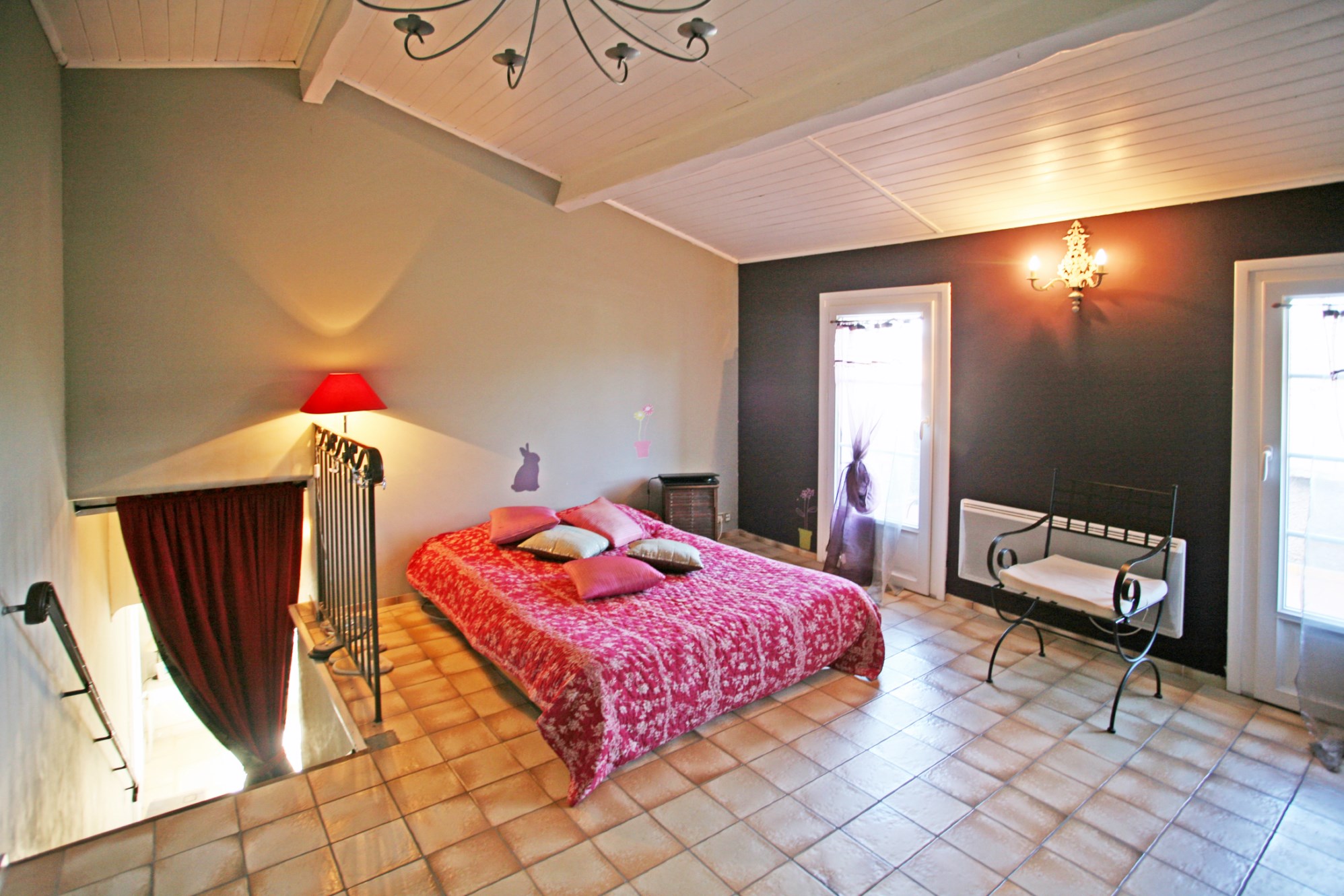 A vendre, en Luberon,  villa avec terrasse, dépendance et piscine 