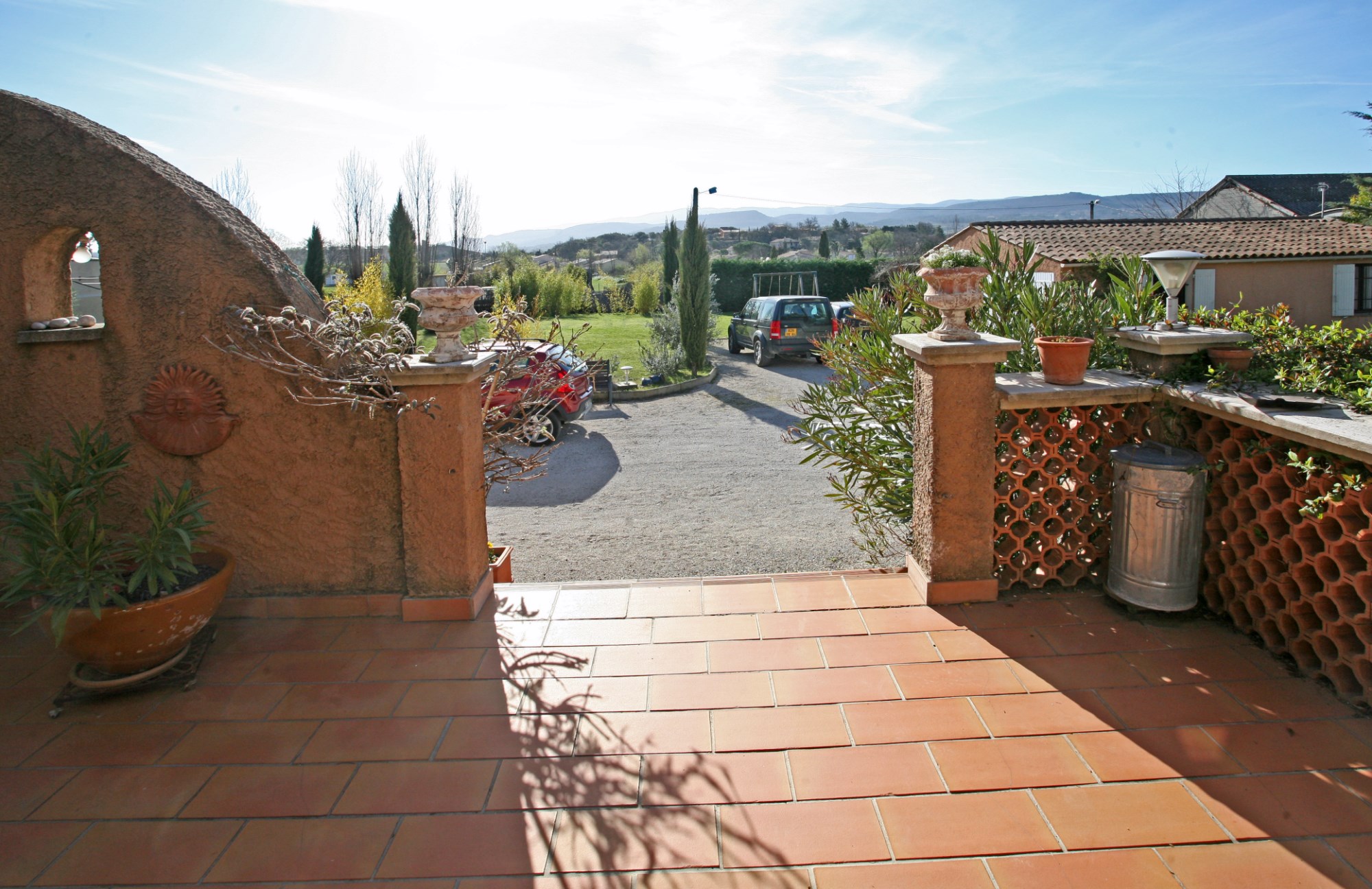 A vendre, en Luberon,  villa avec terrasse, dépendance et piscine 