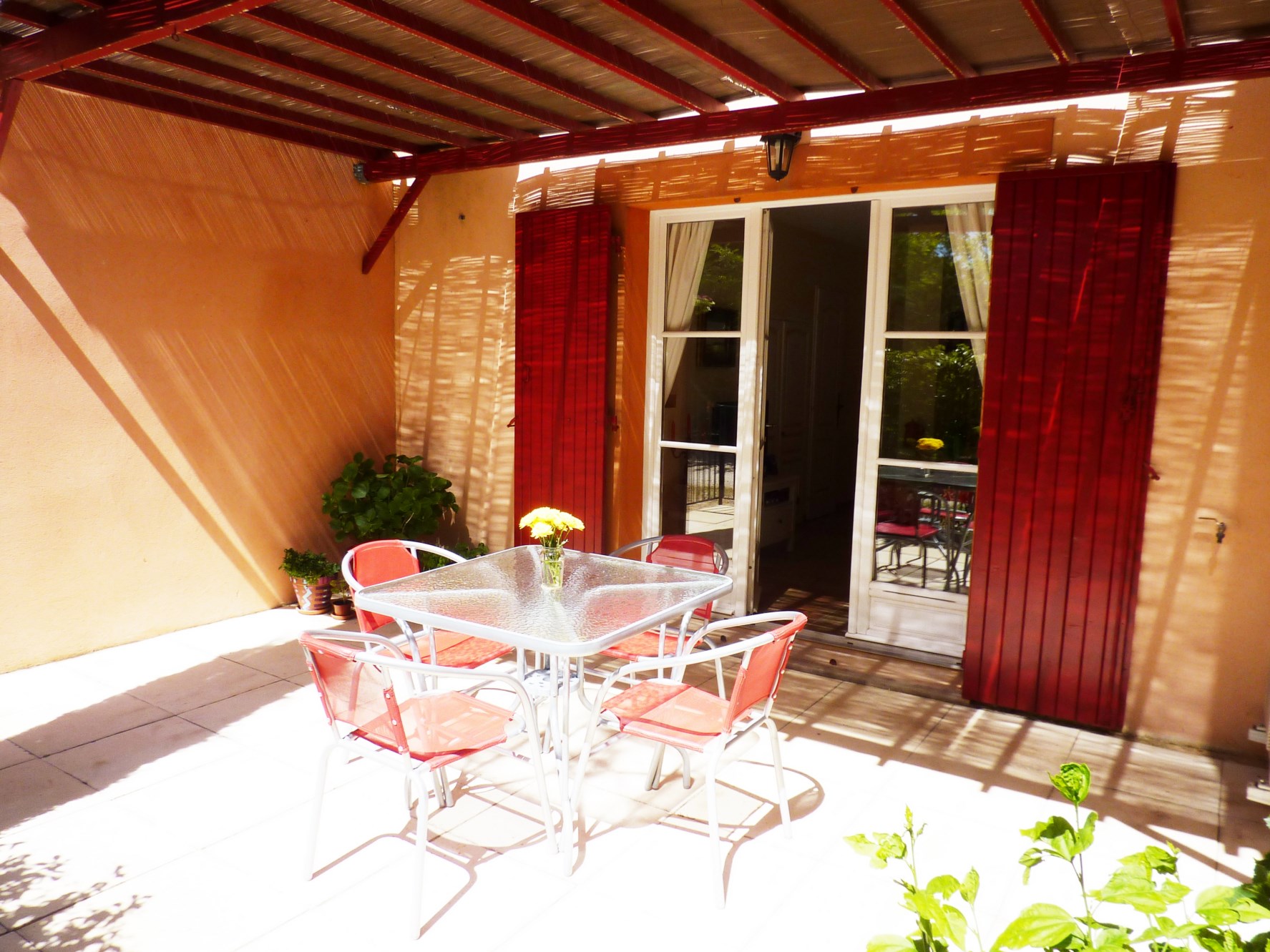 En Luberon, maison charmante avec terrasse couverte et garage dans petite copropriété  