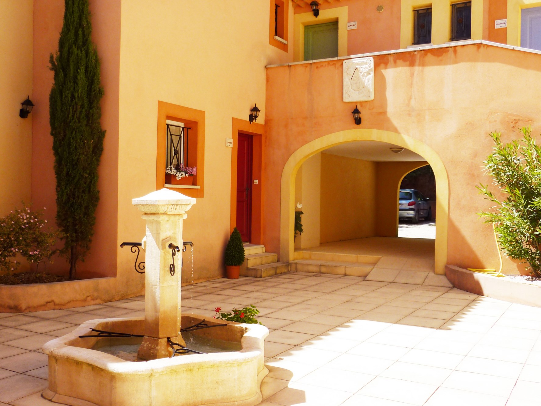 En Luberon, maison charmante avec terrasse couverte et garage dans petite copropriété  