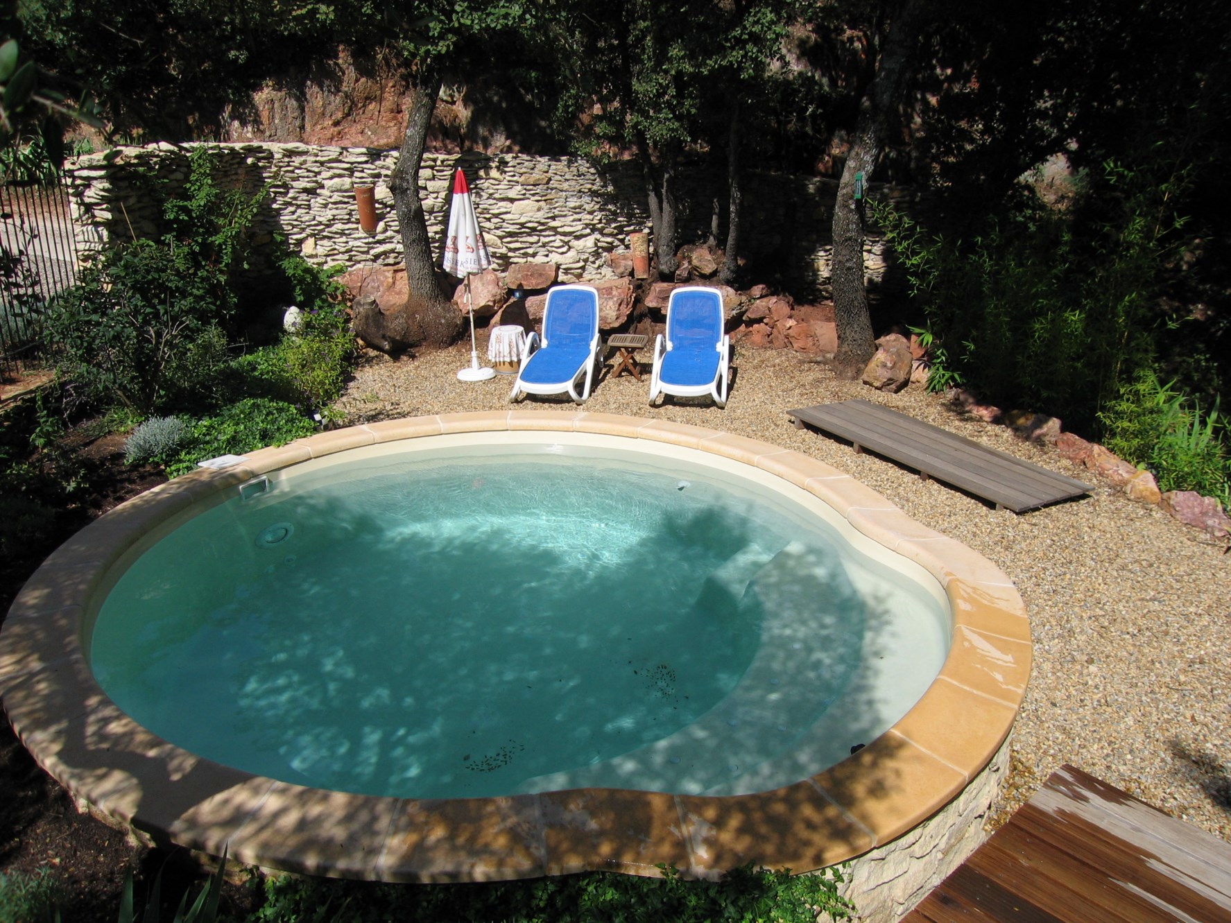 Luberon, en vente, maison traditionnelle en pierres, au calme, avec piscine  