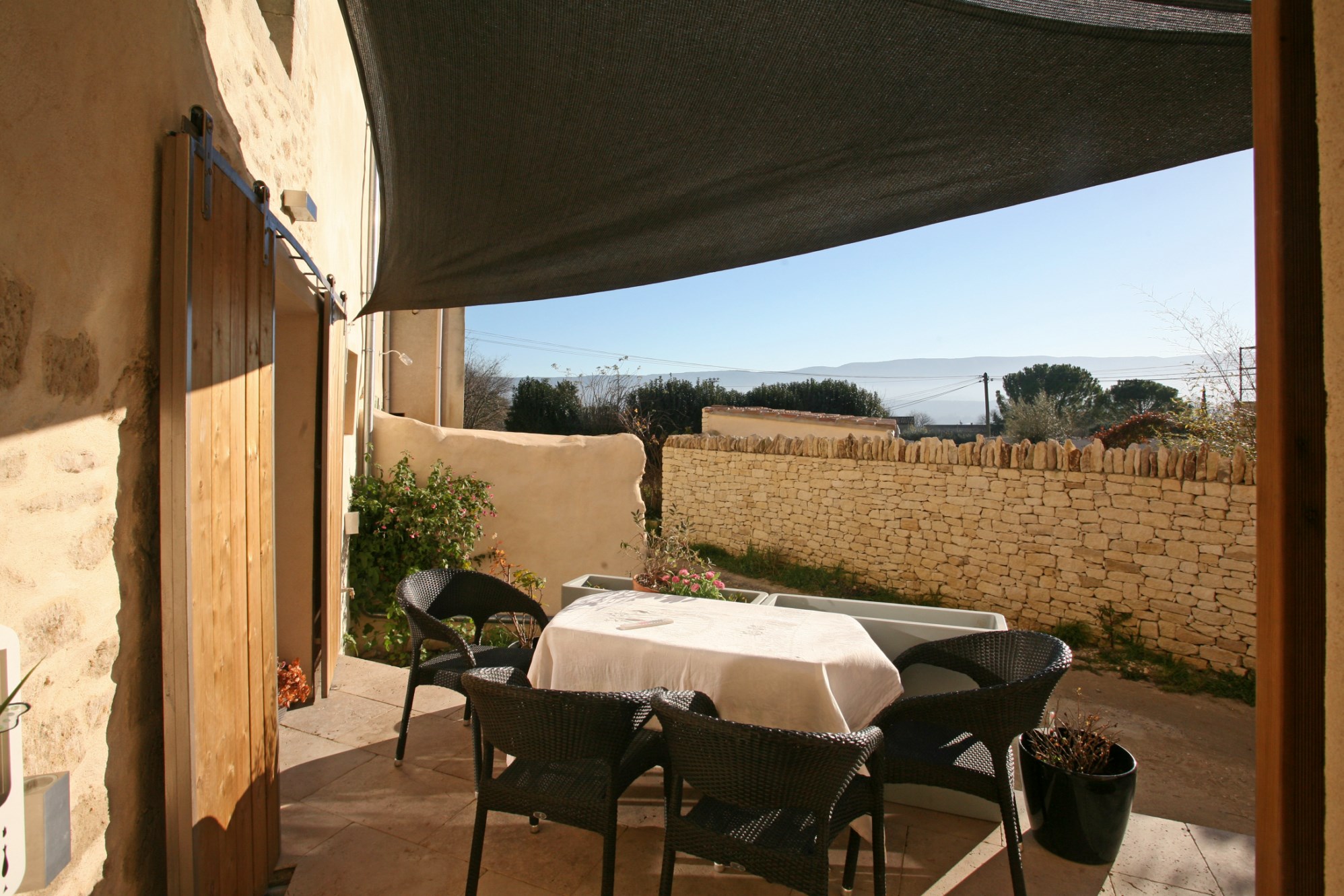 Luberon, proche d'un village avec tous commerces, maison de hameau avec terrasse   