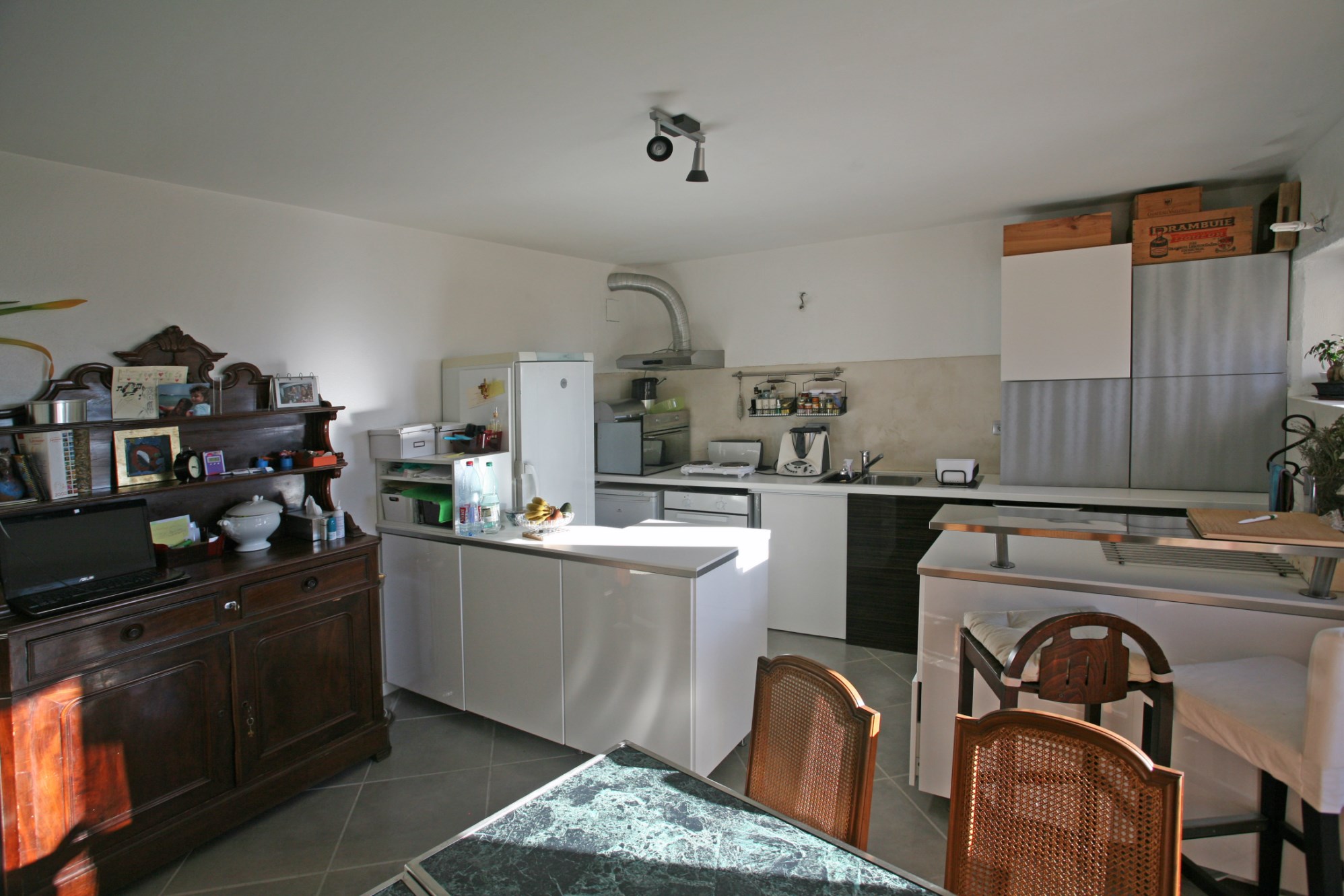 Luberon, proche d'un village avec tous commerces, maison de hameau avec terrasse   