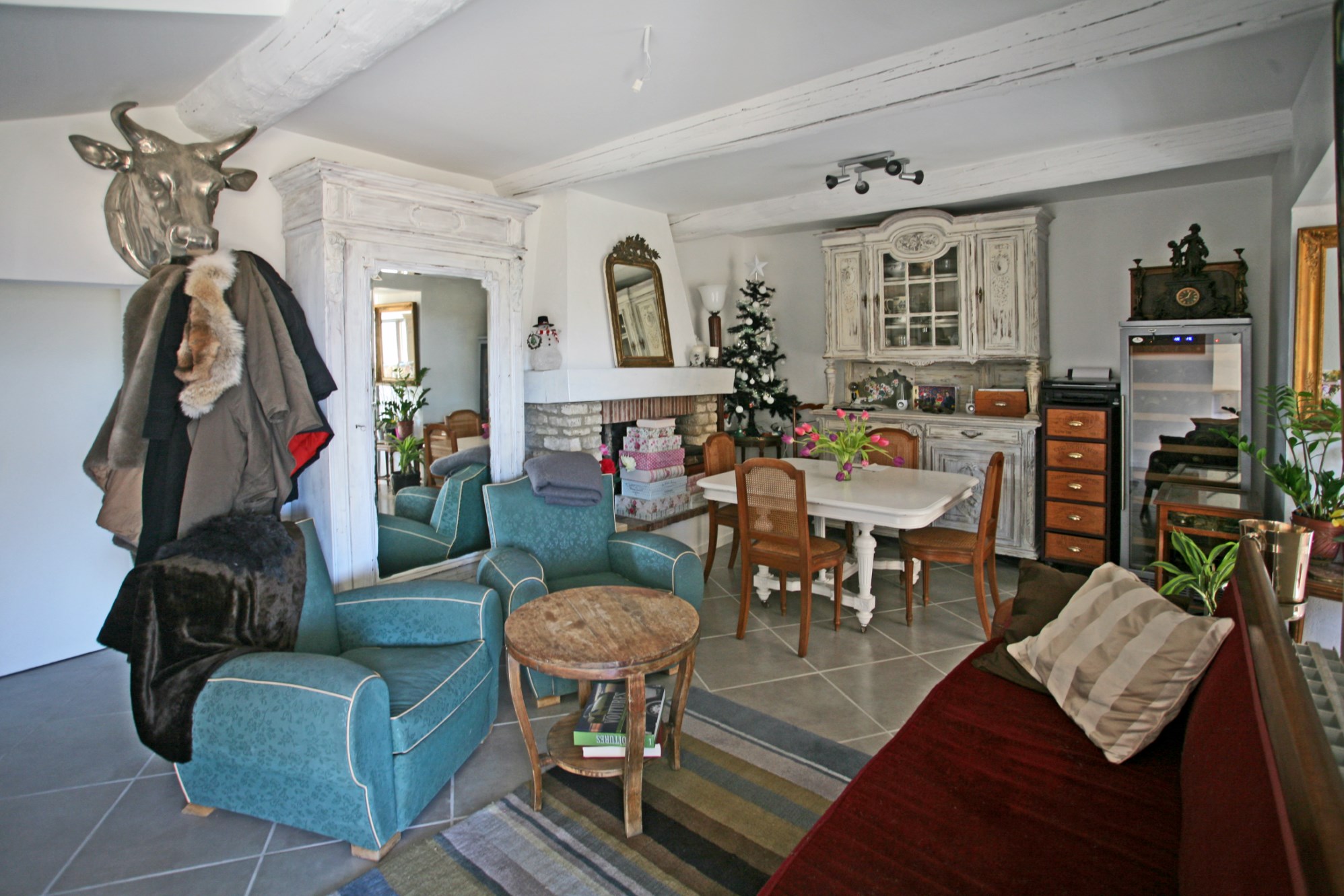 Luberon, proche d'un village avec tous commerces, maison de hameau avec terrasse   
