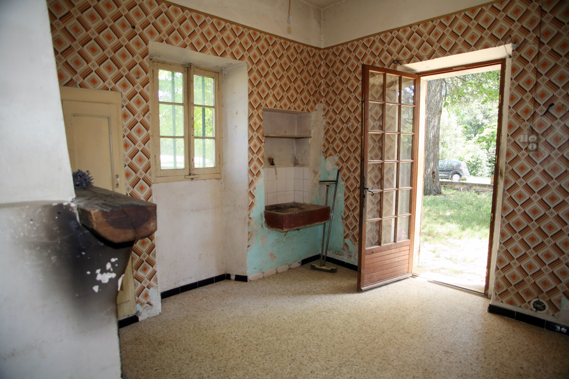 En Luberon, à vendre, très beau relais de poste à rénover,  avec dépendance 