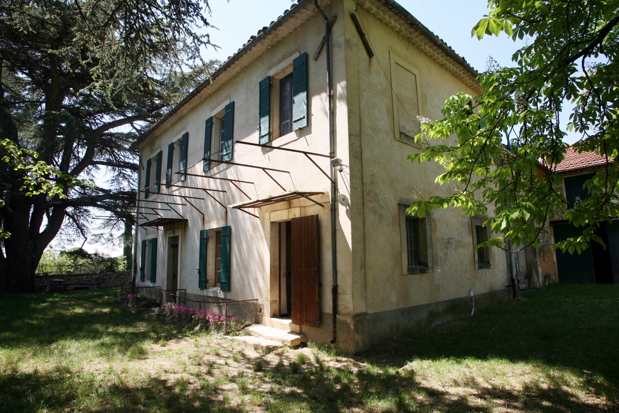 En Luberon, à vendre, très beau relais de poste à rénover,  avec dépendance 