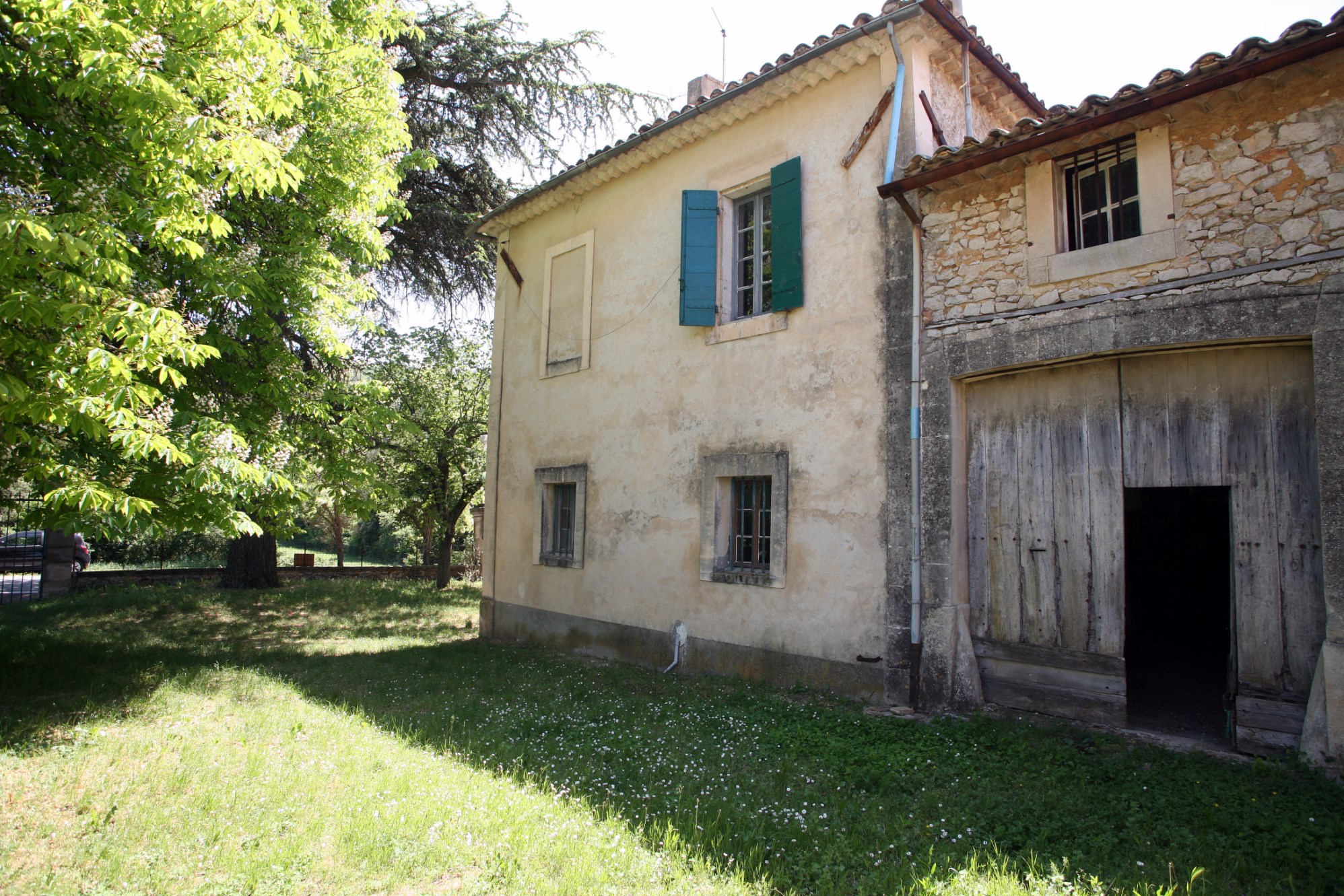 En Luberon, à vendre, très beau relais de poste à rénover,  avec dépendance 