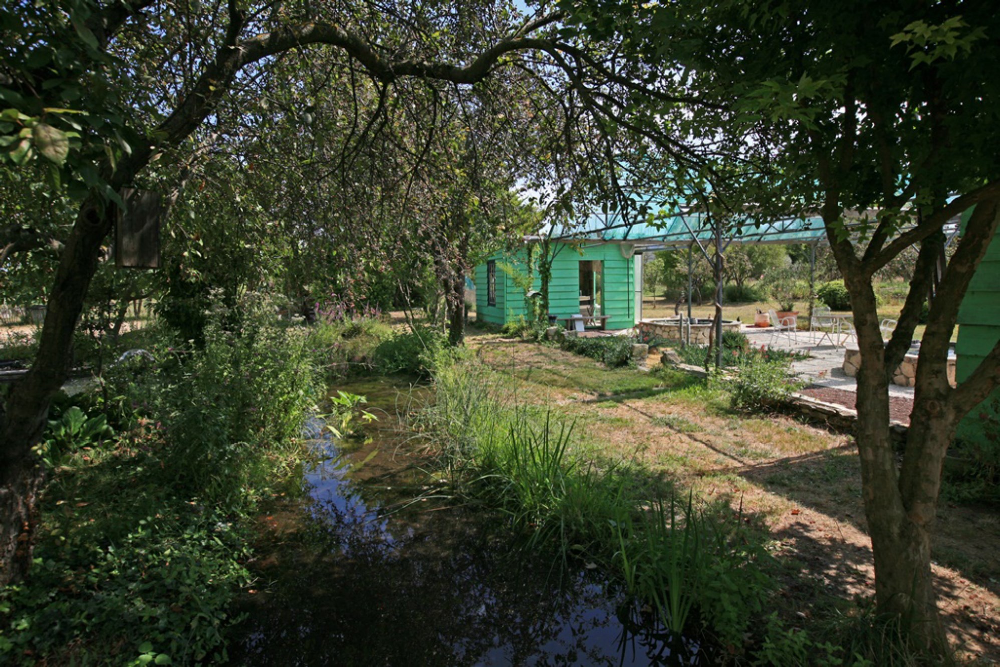 Luberon - Mas sur une propriété avec bassins et jeux d'eau   