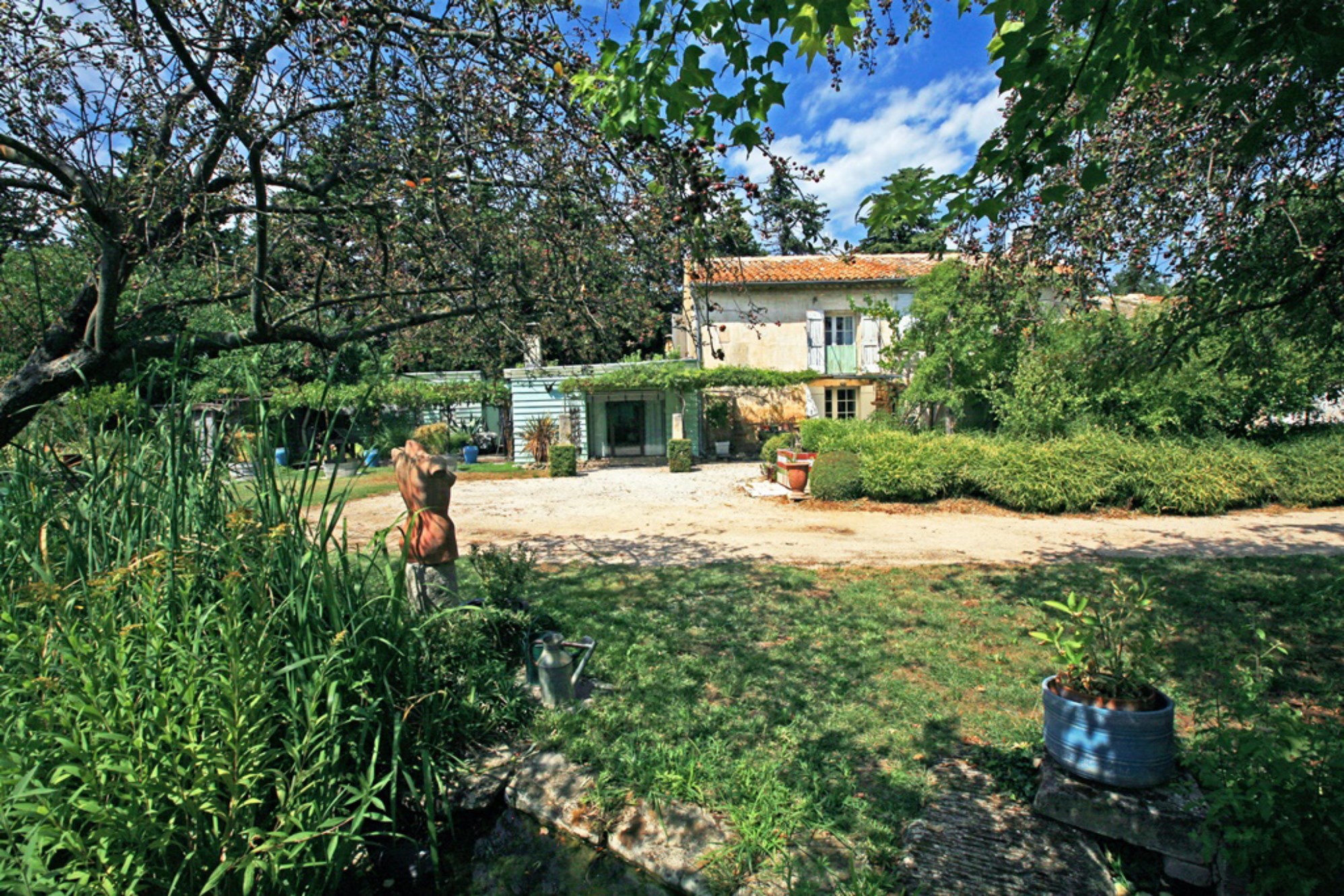 Luberon - Mas sur une propriété avec bassins et jeux d'eau   