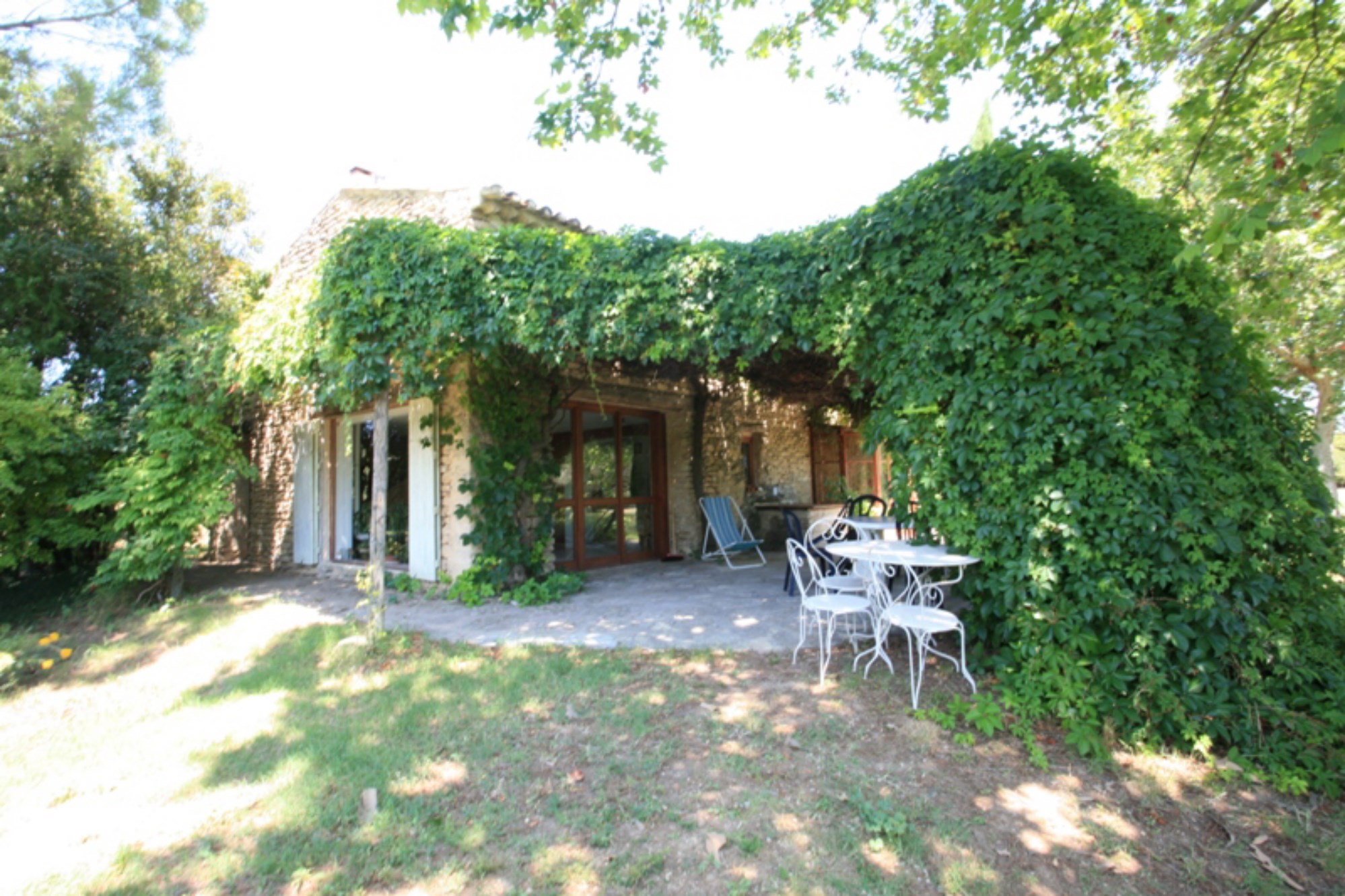 En vente, en Luberon, beau mazet provençal à rénover, quatre chambres, sur 16 000 m² de terrain