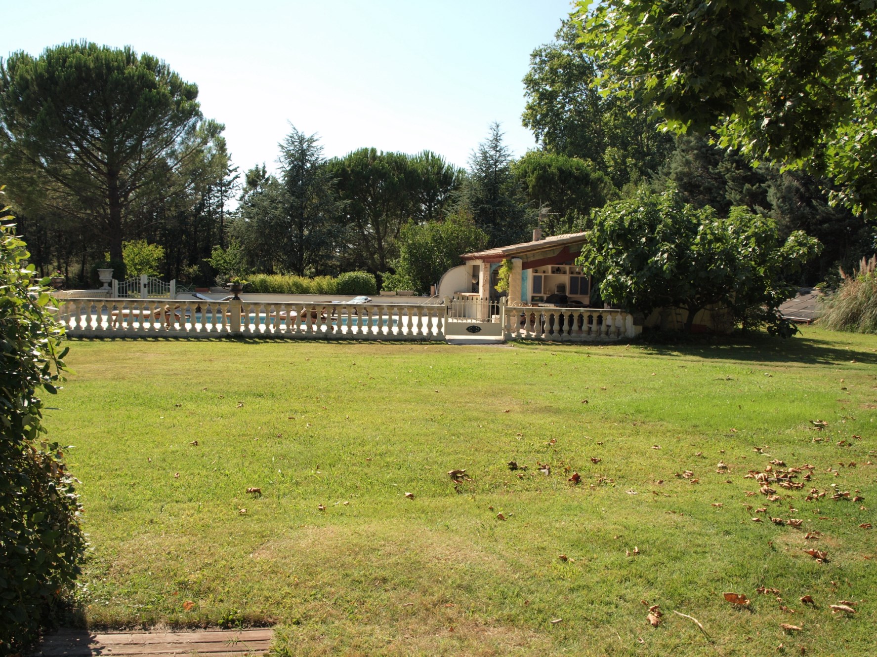 A vendre,  entre Alpilles et Luberon, maison au milieu d'un parc avec piscine 