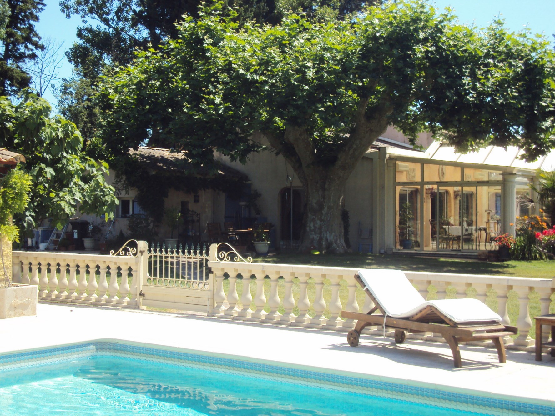 A vendre,  entre Alpilles et Luberon, maison au milieu d'un parc avec piscine 