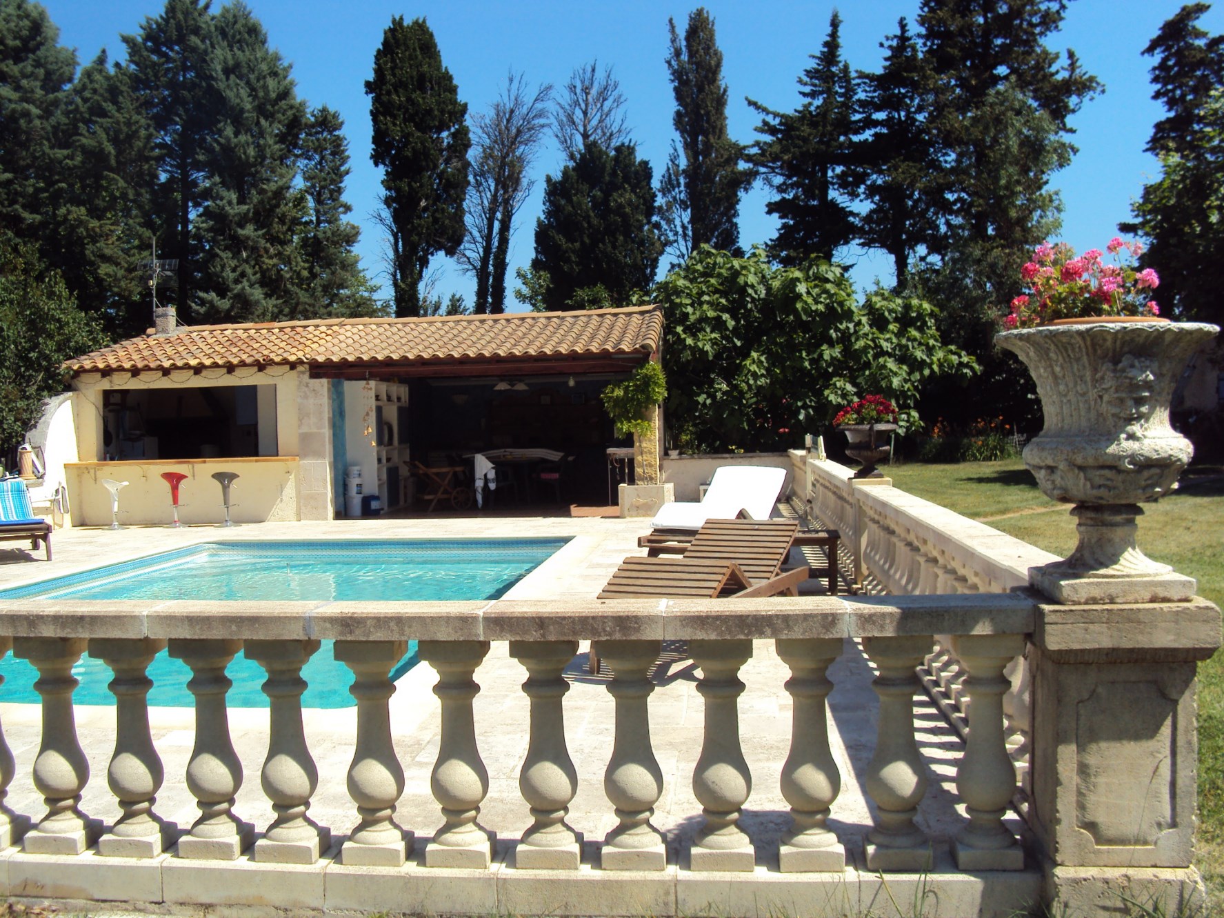 A vendre,  entre Alpilles et Luberon, maison au milieu d'un parc avec piscine 