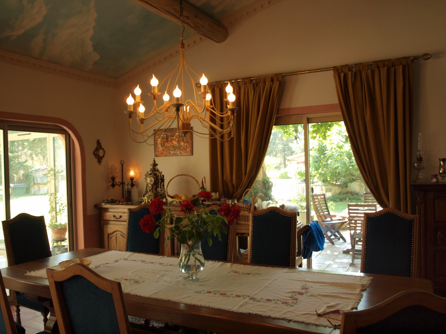 A vendre,  entre Alpilles et Luberon, maison au milieu d'un parc avec piscine 