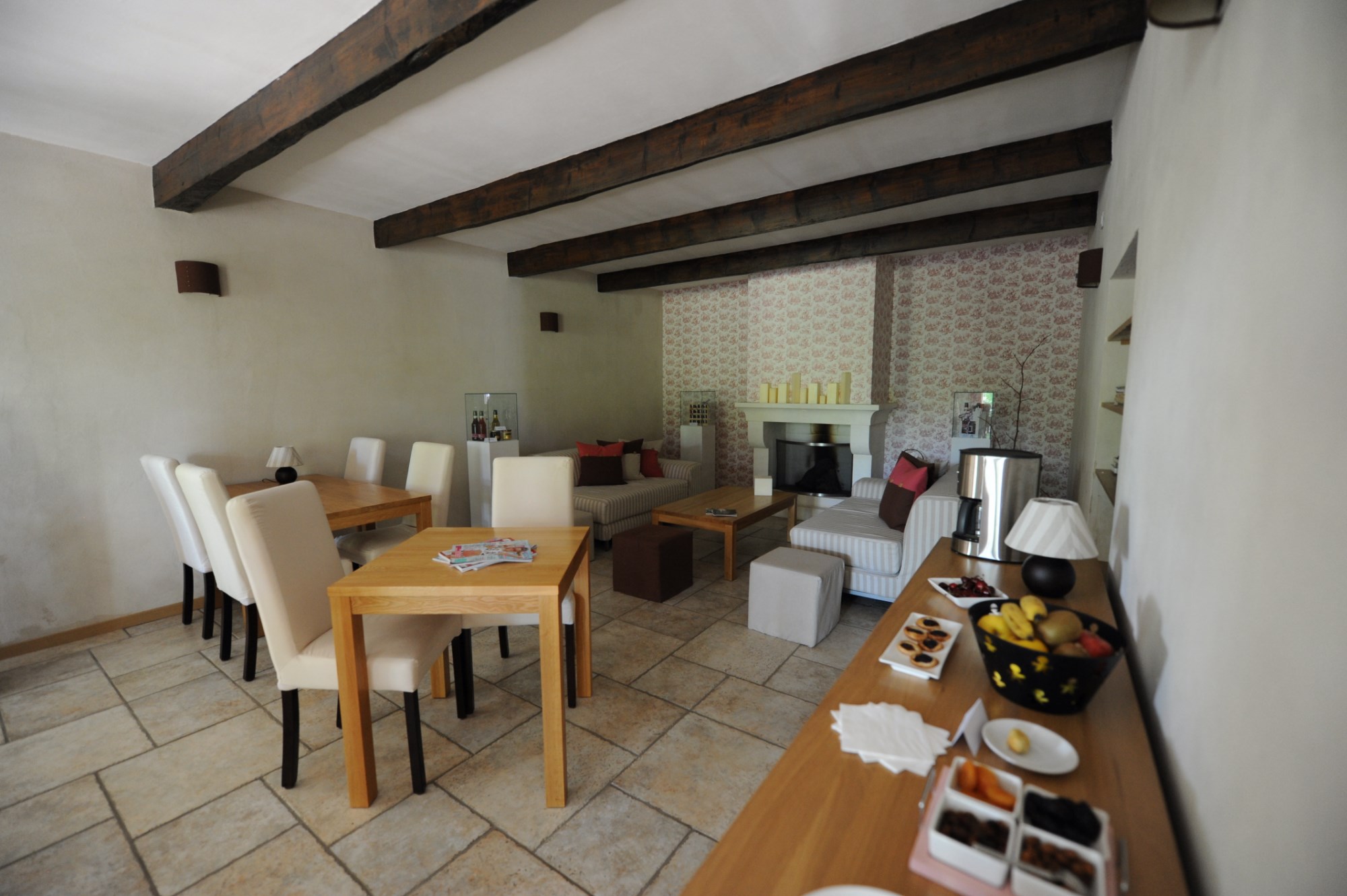Pays de Sorgue, à vendre mas ancien restauré avec soin sur plus d'un hectare de terrain     