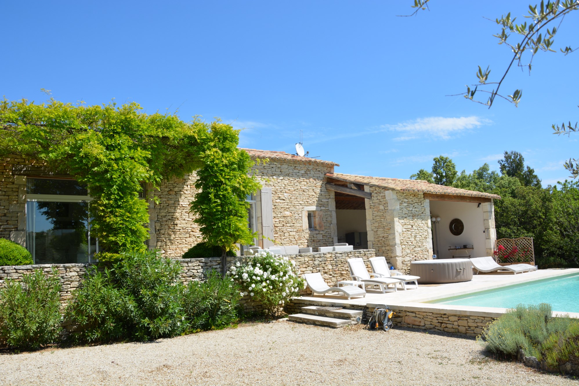 En Luberon, propriété de charme à vendre avec piscine et vue sur la vallée  