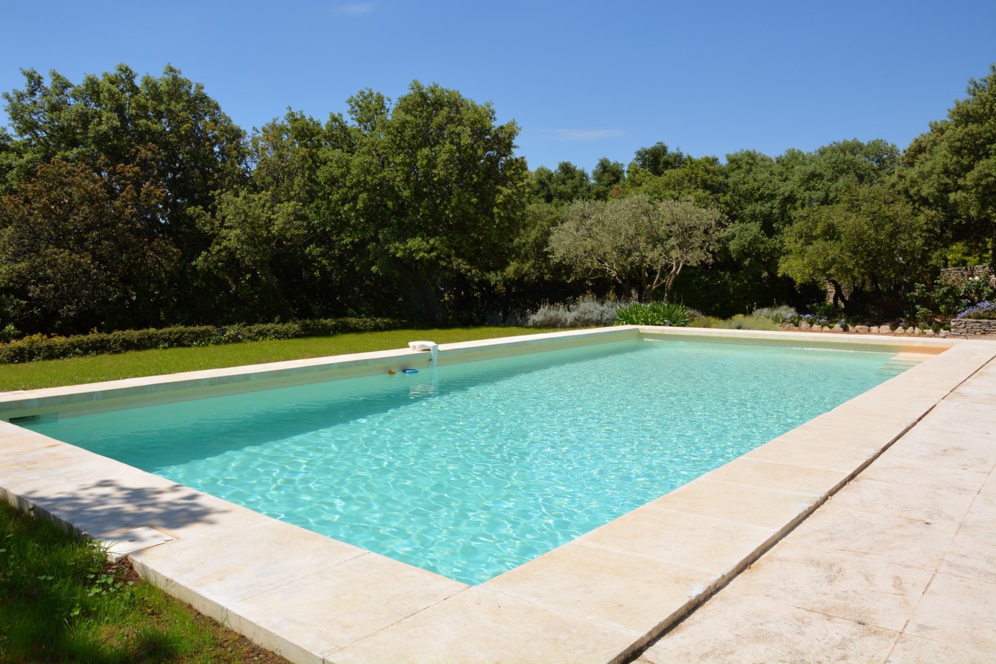 En Luberon, propriété de charme à vendre avec piscine et vue sur la vallée  
