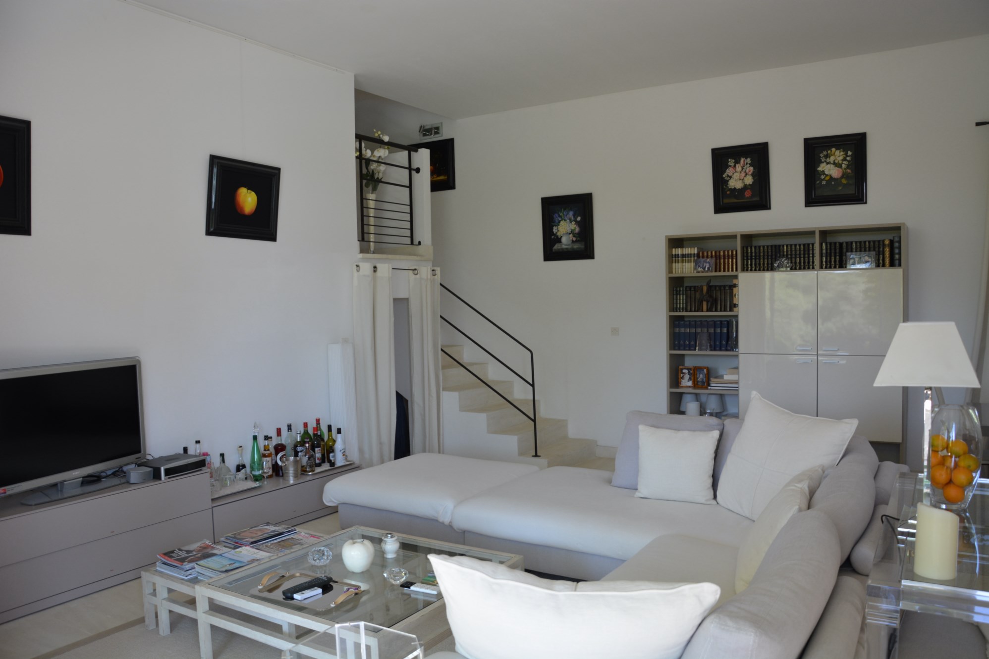 En Luberon, propriété de charme à vendre avec piscine et vue sur la vallée  